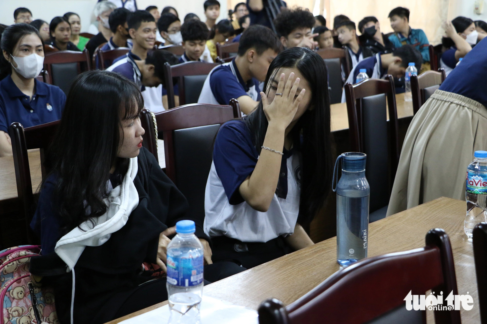 Nếu con không may khuyết tật, cha mẹ sẽ không đầu hàng số phận- Ảnh 2. Các bạn trẻ khiếm thính trò chuyện bằng ngôn ngữ ký hiệu tại sự kiện - Ảnh: BÌNH MINH
