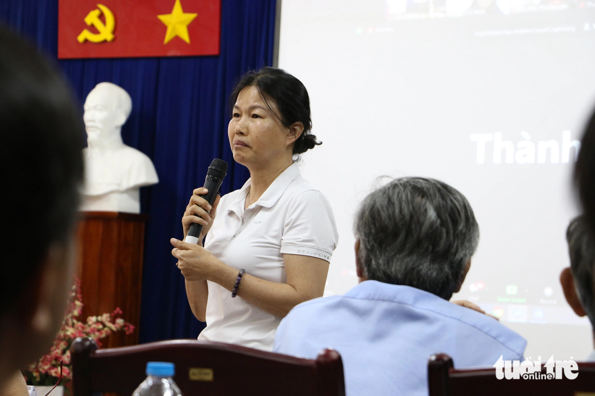 Nếu con không may khuyết tật, cha mẹ sẽ không đầu hàng số phận- Ảnh 4. Phụ huynh chia sẻ tại hội thảo "Con ơi! Ba mẹ thương con lắm!" sáng 25-2 - Ảnh: BÌNH MINH