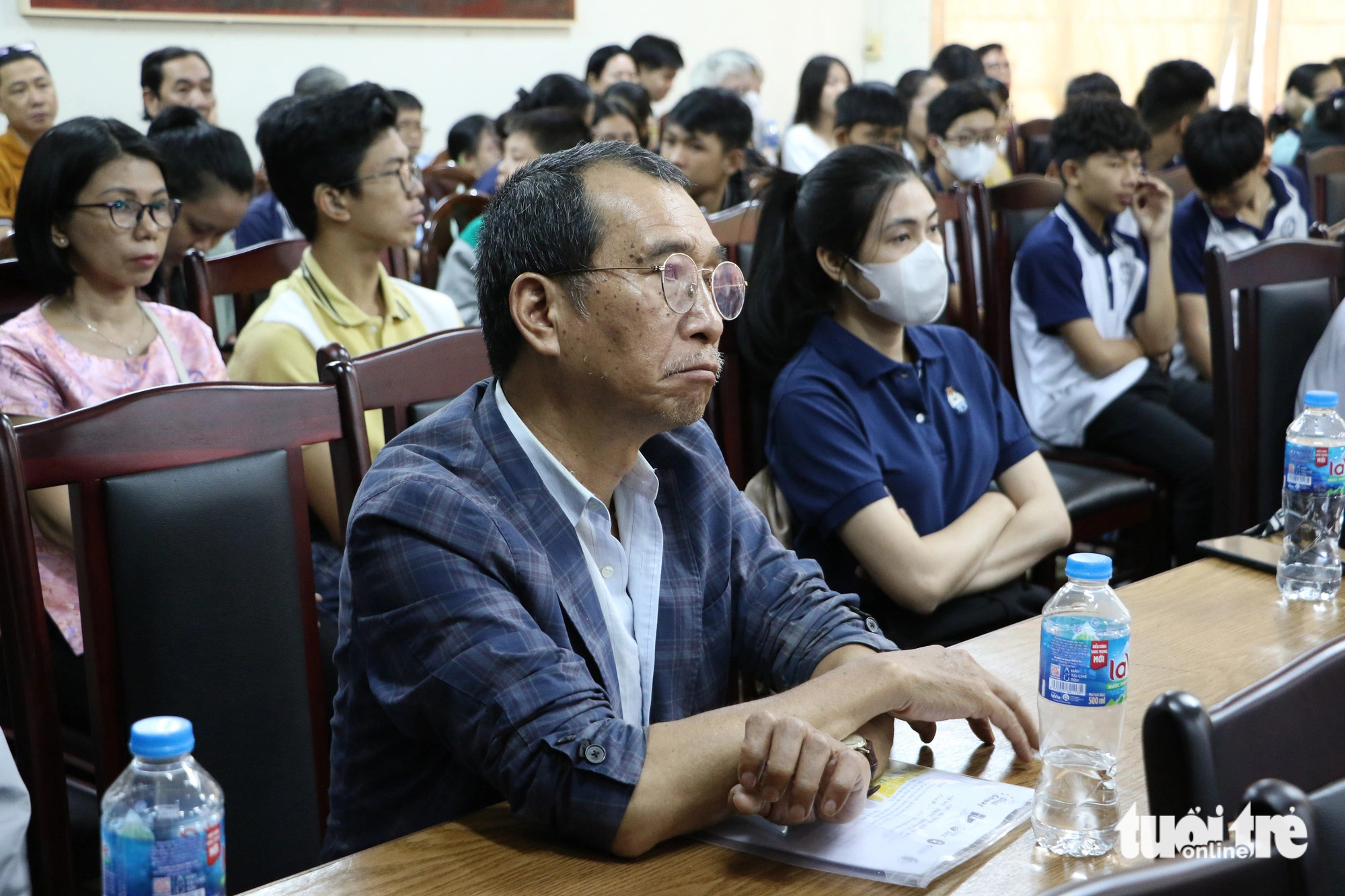 Nếu con không may khuyết tật, cha mẹ sẽ không đầu hàng số phận- Ảnh 3. Nhiều bậc phụ huynh, gia đình có trẻ khiếm thính chăm chú lắng nghe - Ảnh: BÌNH MINH