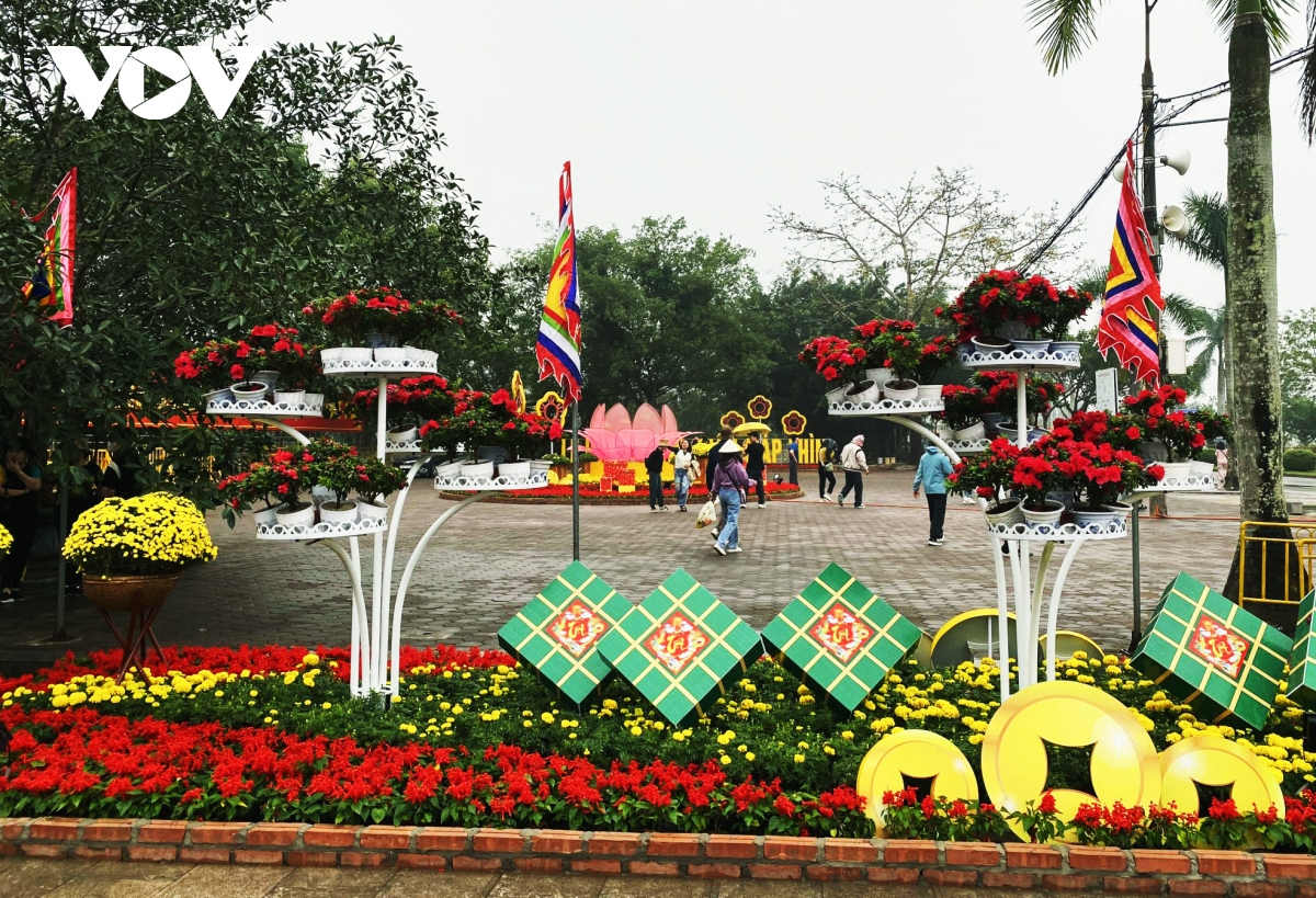 Đông đảo du khách về với nam Định trước thềm lễ hội khai ấn Đền trần 2024 hình ảnh 4 Dong dao du khach ve voi nam Dinh truoc them le hoi khai an Den tran 2024 hinh anh 4