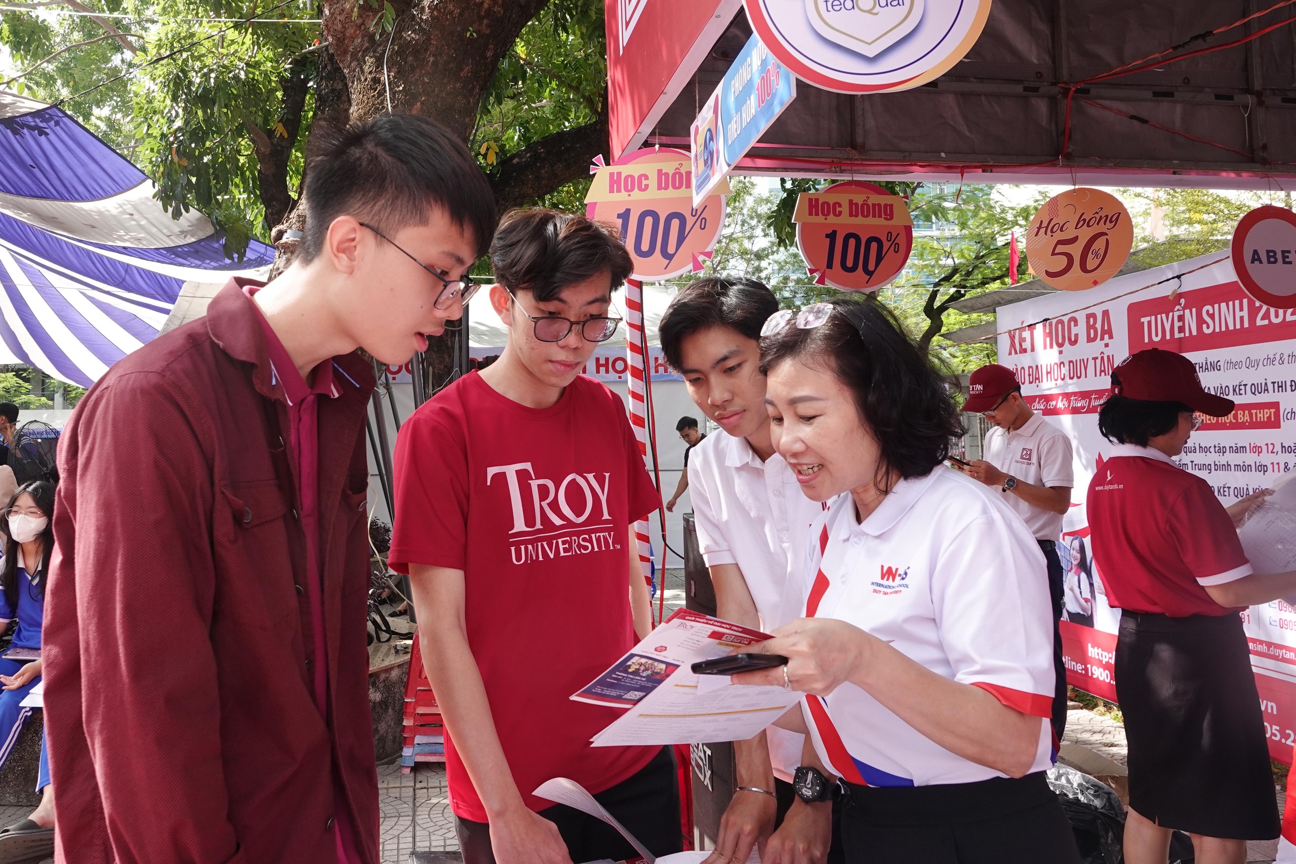 Náo nhiệt gian hàng tư vấn mùa thi Đà Nẵng, học sinh hào hứng được 'truyền lửa'- Ảnh 2. Náo nhiệt gian hàng tư vấn mùa thi Đà Nẵng, học sinh hào hứng được 'truyền lửa'- Ảnh 2.
