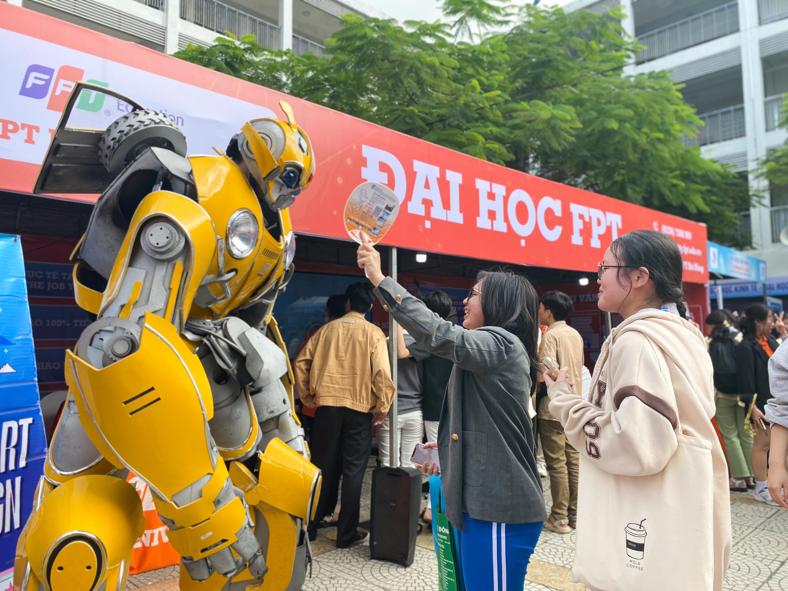 Náo nhiệt gian hàng tư vấn mùa thi Đà Nẵng, học sinh hào hứng được 'truyền lửa'- Ảnh 3. Náo nhiệt gian hàng tư vấn mùa thi Đà Nẵng, học sinh hào hứng được 'truyền lửa'- Ảnh 3.