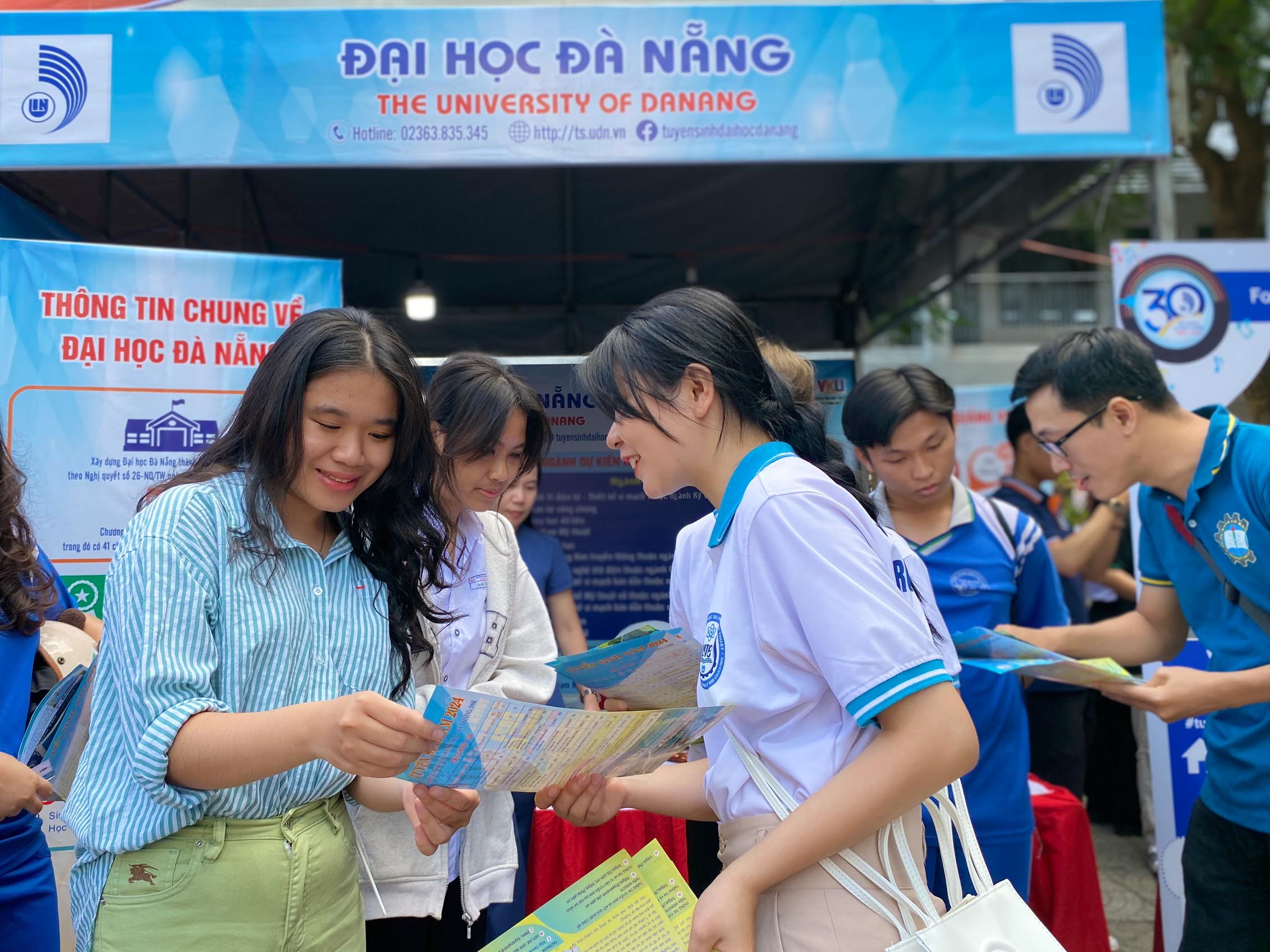 Náo nhiệt gian hàng tư vấn mùa thi Đà Nẵng, học sinh hào hứng được 'truyền lửa'- Ảnh 4. Náo nhiệt gian hàng tư vấn mùa thi Đà Nẵng, học sinh hào hứng được 'truyền lửa'- Ảnh 4.