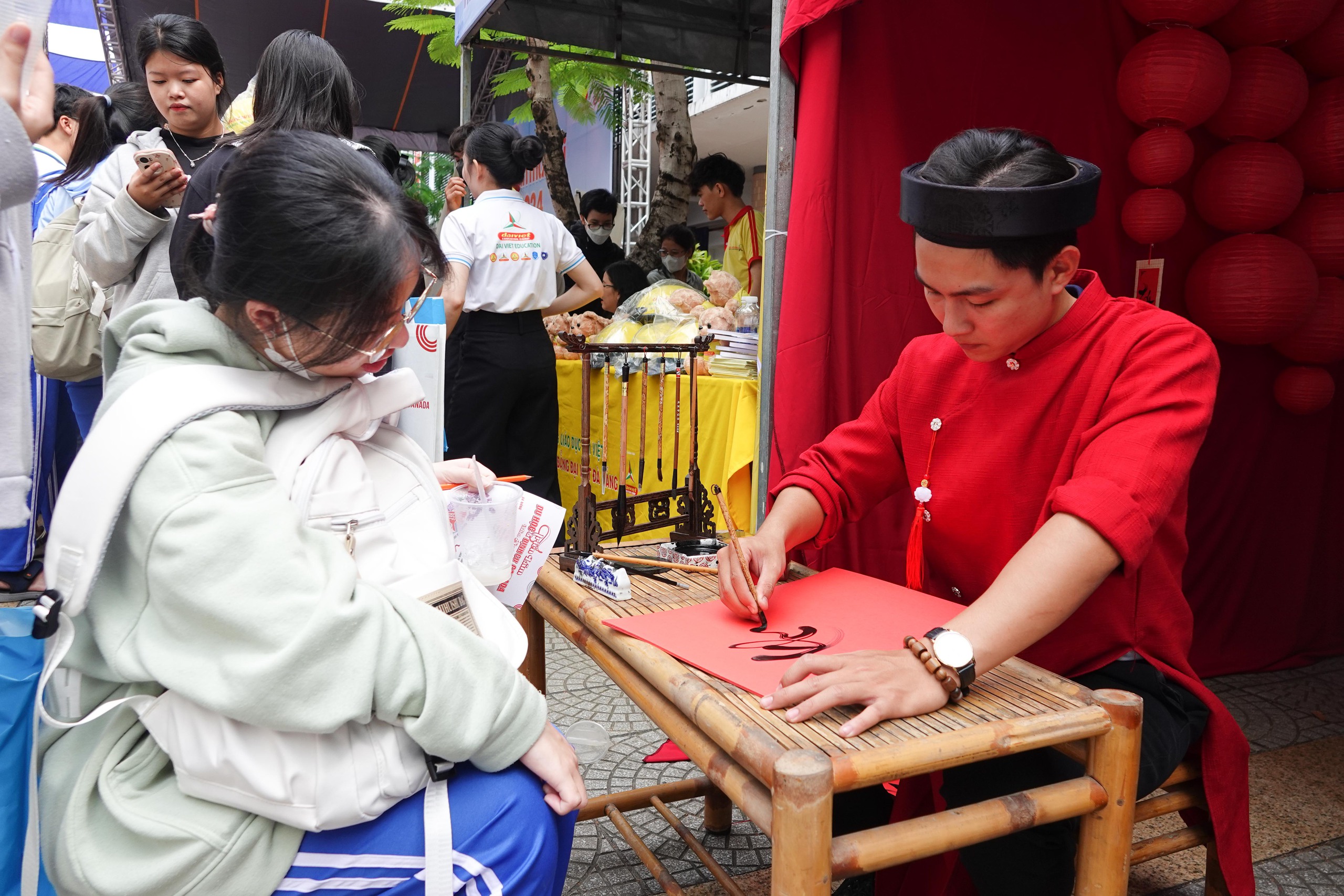 Náo nhiệt gian hàng tư vấn mùa thi Đà Nẵng, học sinh hào hứng được 'truyền lửa'- Ảnh 5. Náo nhiệt gian hàng tư vấn mùa thi Đà Nẵng, học sinh hào hứng được 'truyền lửa'- Ảnh 5.