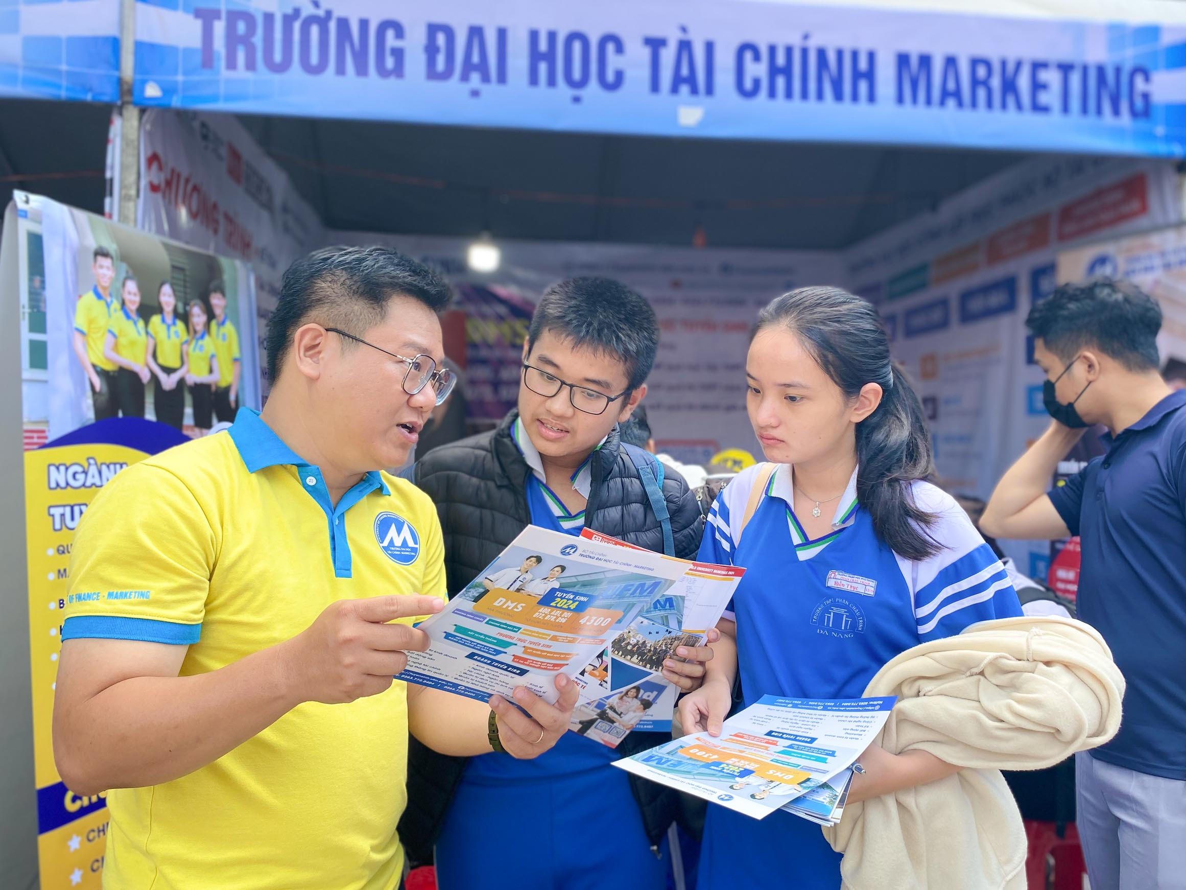 Náo nhiệt gian hàng tư vấn mùa thi Đà Nẵng, học sinh hào hứng được 'truyền lửa'- Ảnh 6. Náo nhiệt gian hàng tư vấn mùa thi Đà Nẵng, học sinh hào hứng được 'truyền lửa'- Ảnh 6.