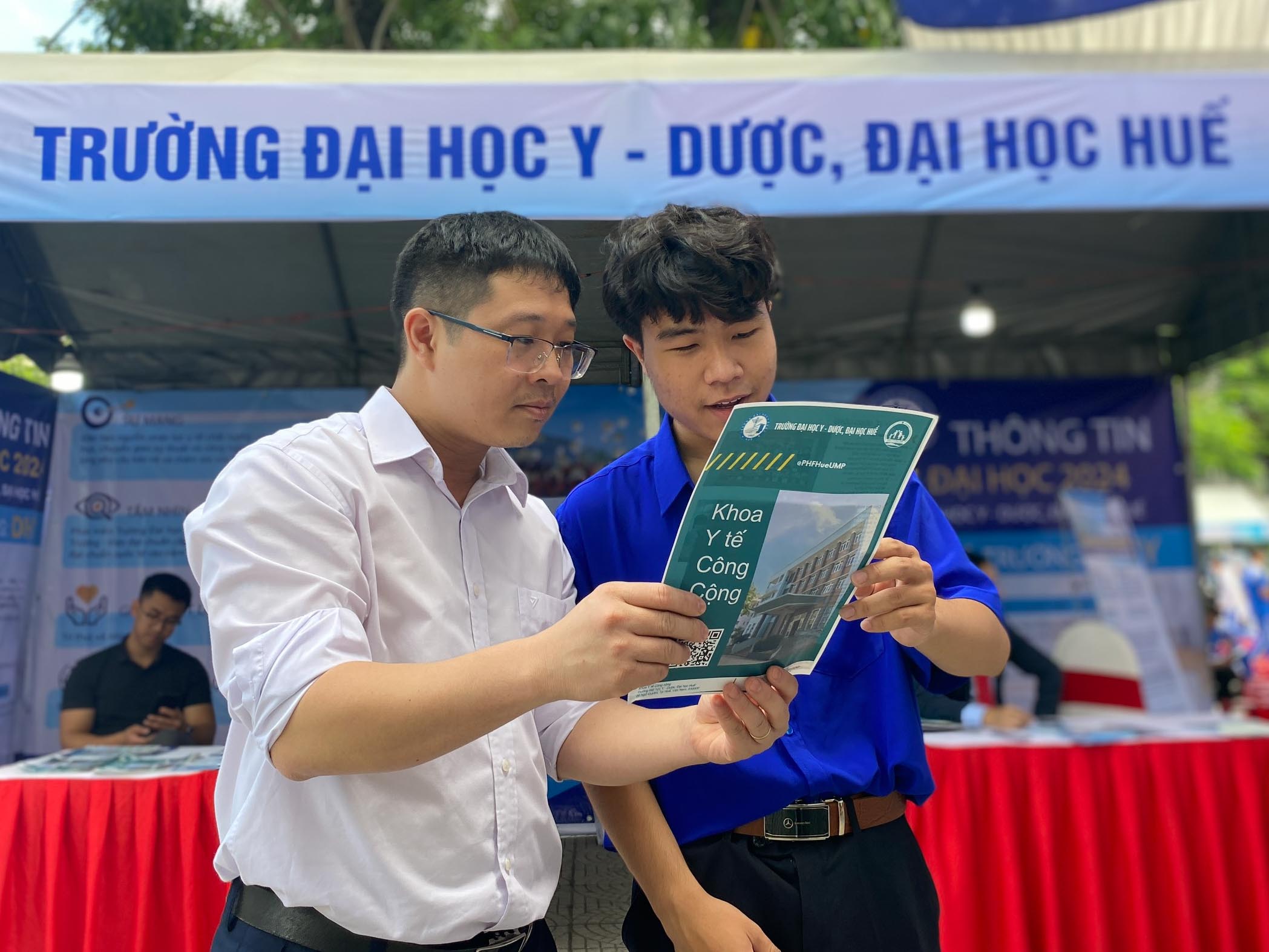 Náo nhiệt gian hàng tư vấn mùa thi Đà Nẵng, học sinh hào hứng được 'truyền lửa'- Ảnh 8. Náo nhiệt gian hàng tư vấn mùa thi Đà Nẵng, học sinh hào hứng được 'truyền lửa'- Ảnh 8.