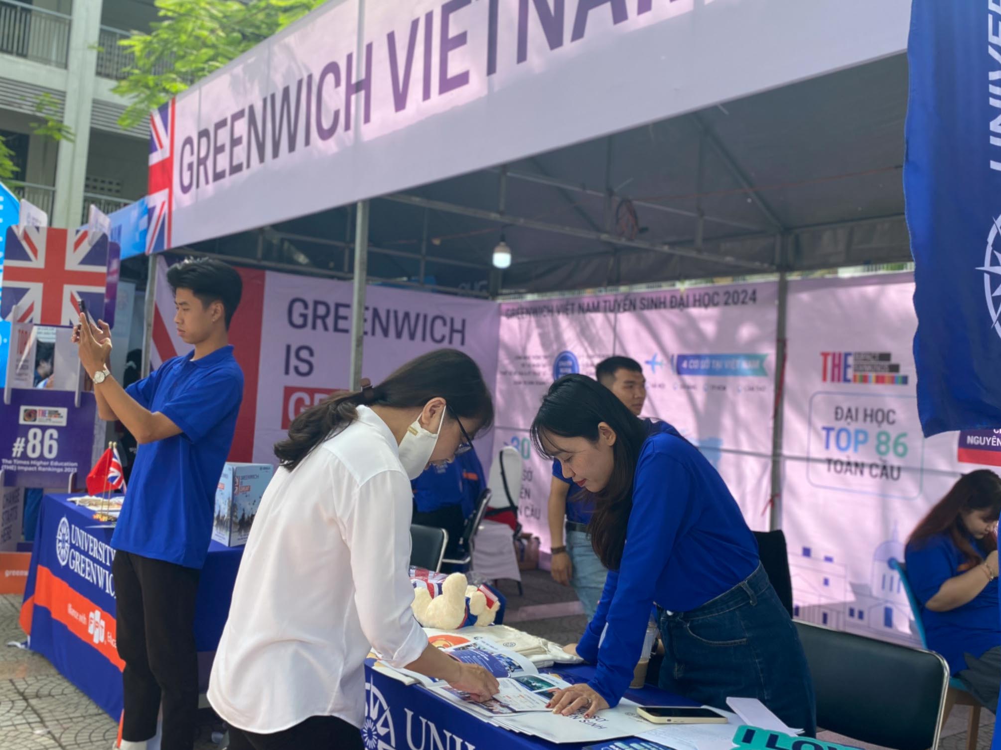 Náo nhiệt gian hàng tư vấn mùa thi Đà Nẵng, học sinh hào hứng được 'truyền lửa'- Ảnh 9. Náo nhiệt gian hàng tư vấn mùa thi Đà Nẵng, học sinh hào hứng được 'truyền lửa'- Ảnh 9.