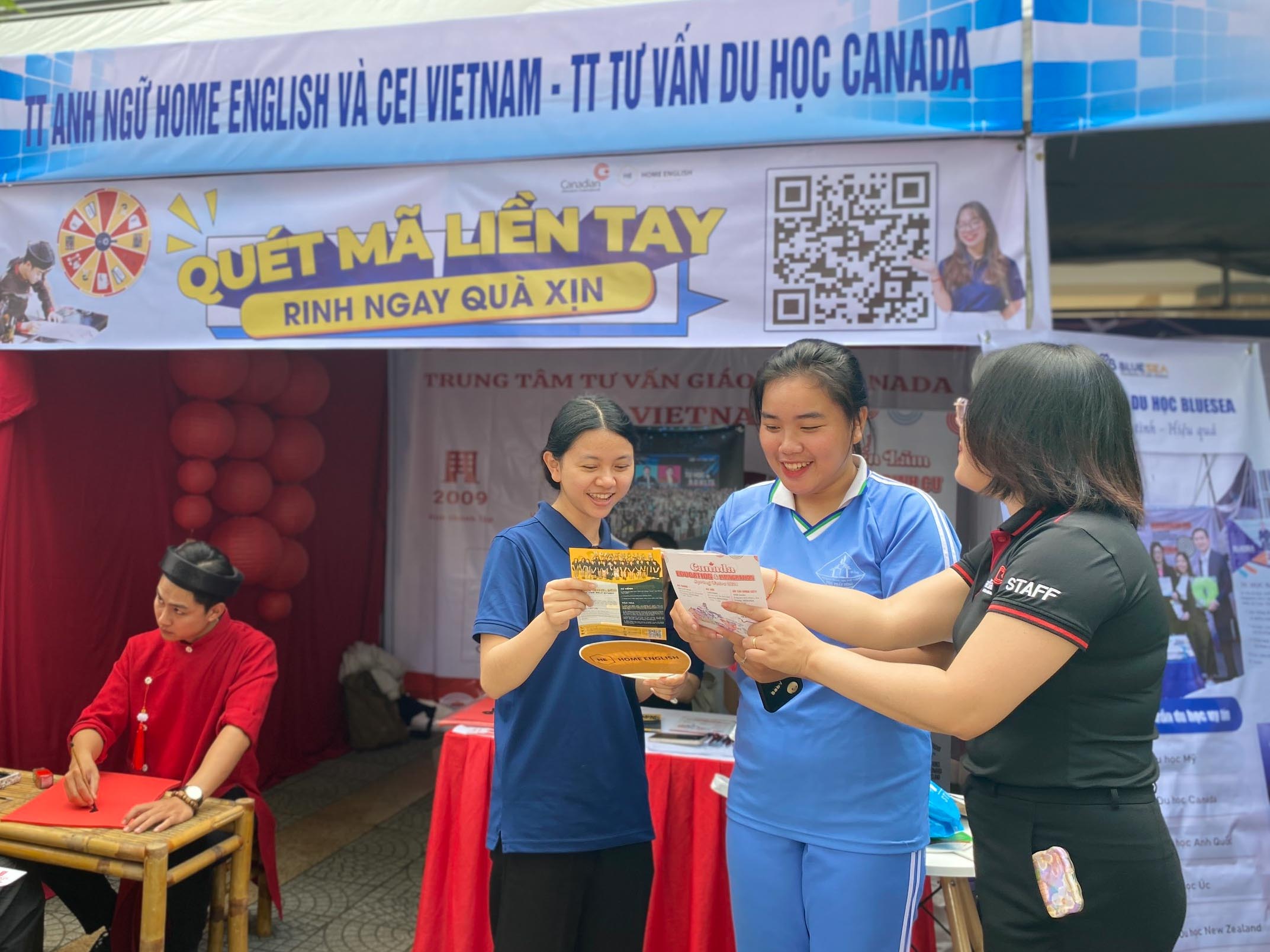 Náo nhiệt gian hàng tư vấn mùa thi Đà Nẵng, học sinh hào hứng được 'truyền lửa'- Ảnh 10. Náo nhiệt gian hàng tư vấn mùa thi Đà Nẵng, học sinh hào hứng được 'truyền lửa'- Ảnh 10.