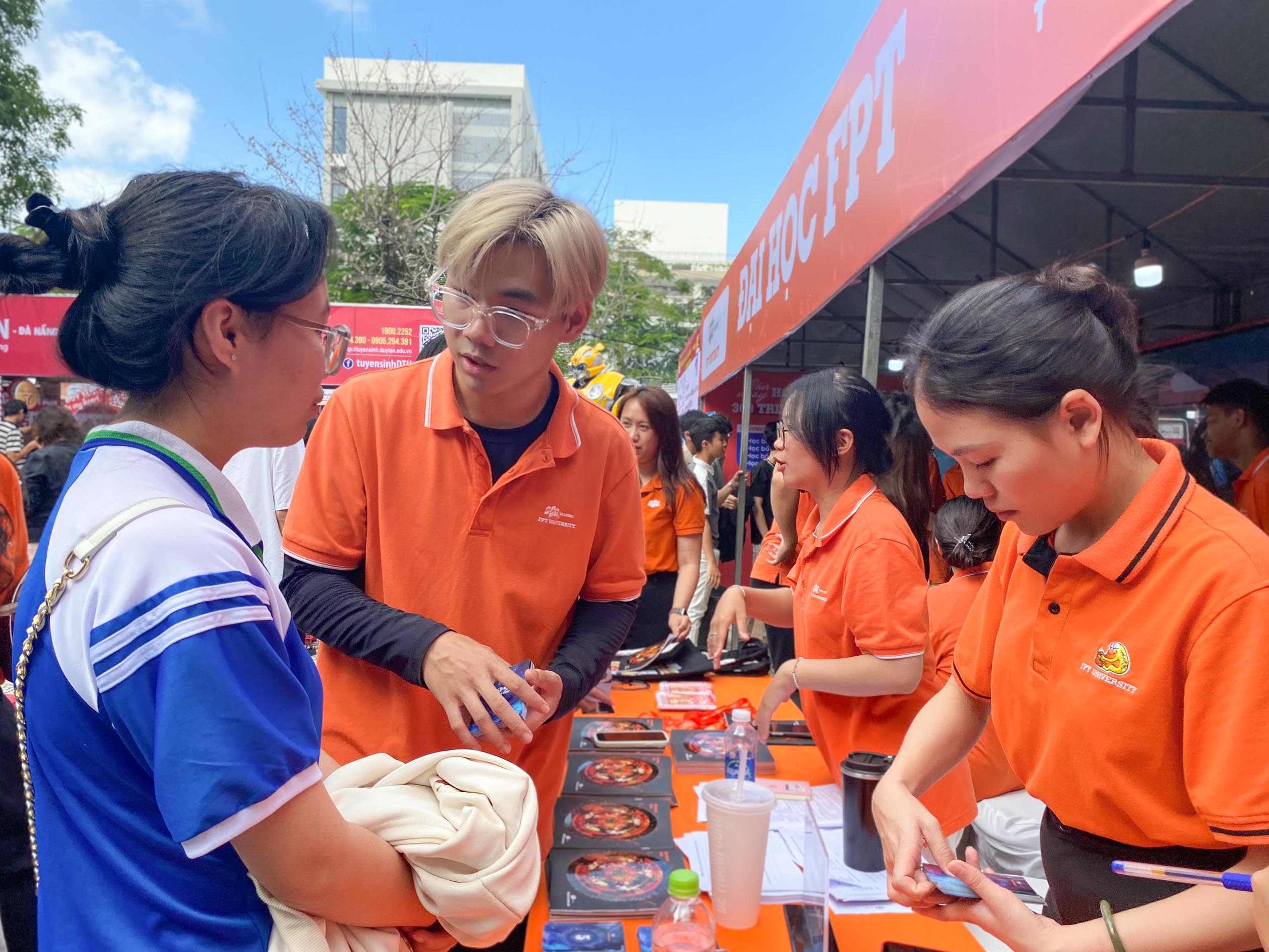 Náo nhiệt gian hàng tư vấn mùa thi Đà Nẵng, học sinh hào hứng được 'truyền lửa'- Ảnh 11. Náo nhiệt gian hàng tư vấn mùa thi Đà Nẵng, học sinh hào hứng được 'truyền lửa'- Ảnh 11.