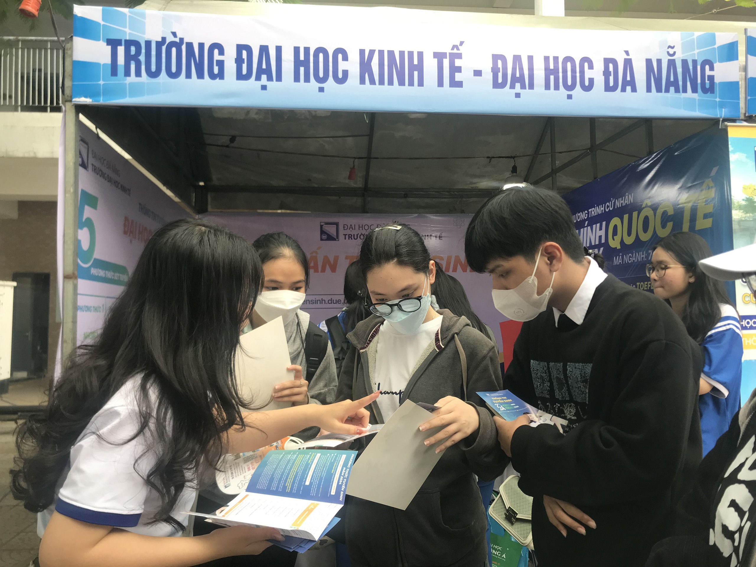 Náo nhiệt gian hàng tư vấn mùa thi Đà Nẵng, học sinh hào hứng được 'truyền lửa'- Ảnh 13. Náo nhiệt gian hàng tư vấn mùa thi Đà Nẵng, học sinh hào hứng được 'truyền lửa'- Ảnh 13.