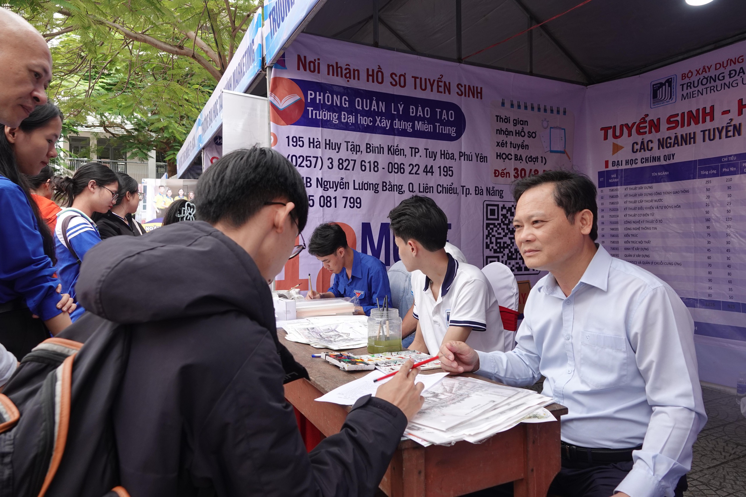 Náo nhiệt gian hàng tư vấn mùa thi Đà Nẵng, học sinh hào hứng được 'truyền lửa'- Ảnh 14. Náo nhiệt gian hàng tư vấn mùa thi Đà Nẵng, học sinh hào hứng được 'truyền lửa'- Ảnh 14.