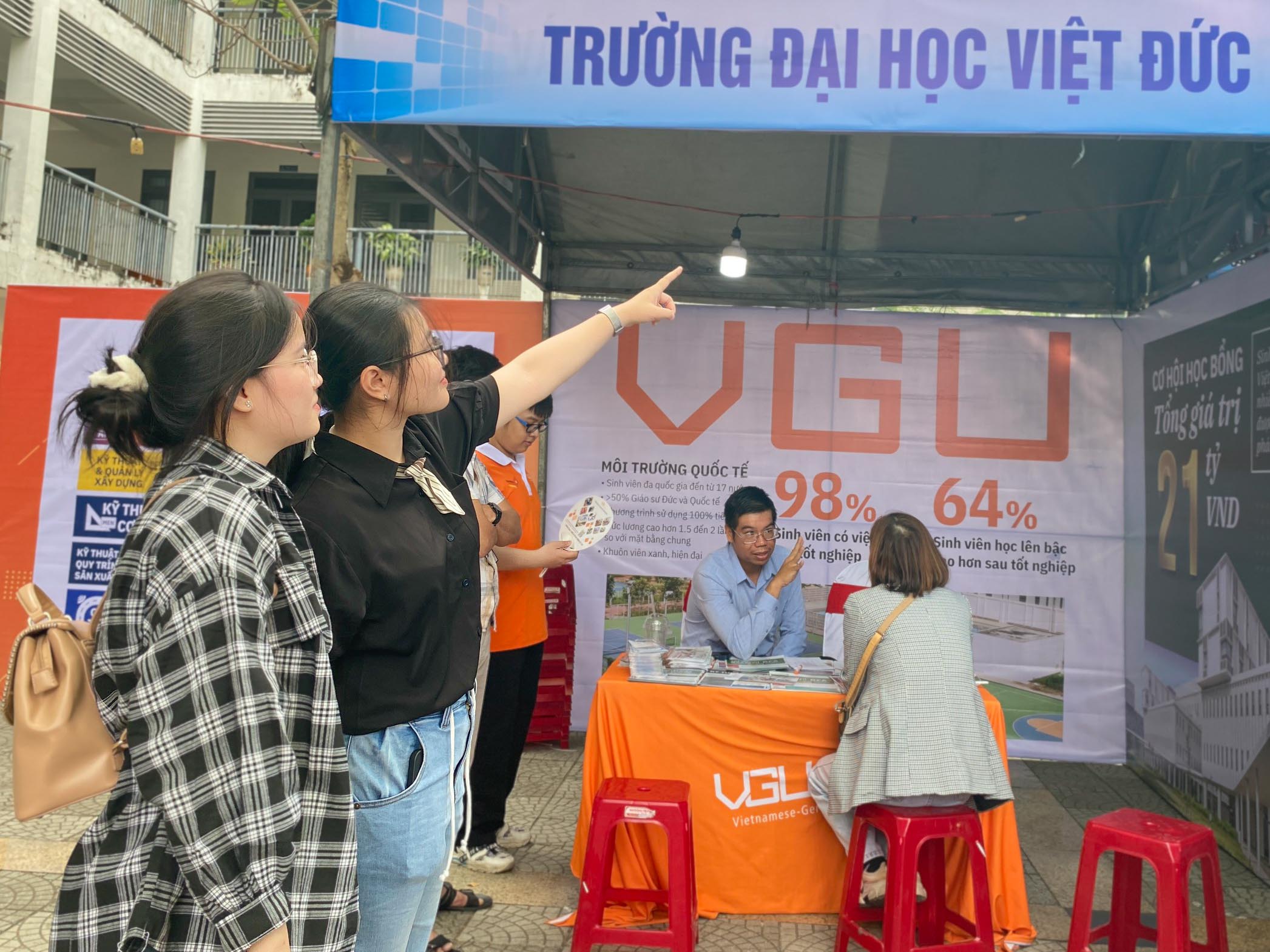 Náo nhiệt gian hàng tư vấn mùa thi Đà Nẵng, học sinh hào hứng được 'truyền lửa'- Ảnh 16. Náo nhiệt gian hàng tư vấn mùa thi Đà Nẵng, học sinh hào hứng được 'truyền lửa'- Ảnh 16.