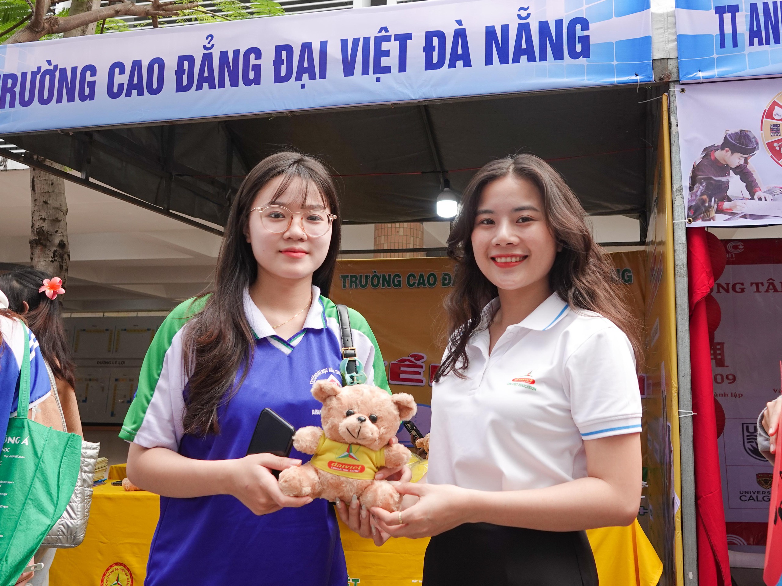 Náo nhiệt gian hàng tư vấn mùa thi Đà Nẵng, học sinh hào hứng được 'truyền lửa'- Ảnh 15. Náo nhiệt gian hàng tư vấn mùa thi Đà Nẵng, học sinh hào hứng được 'truyền lửa'- Ảnh 15.