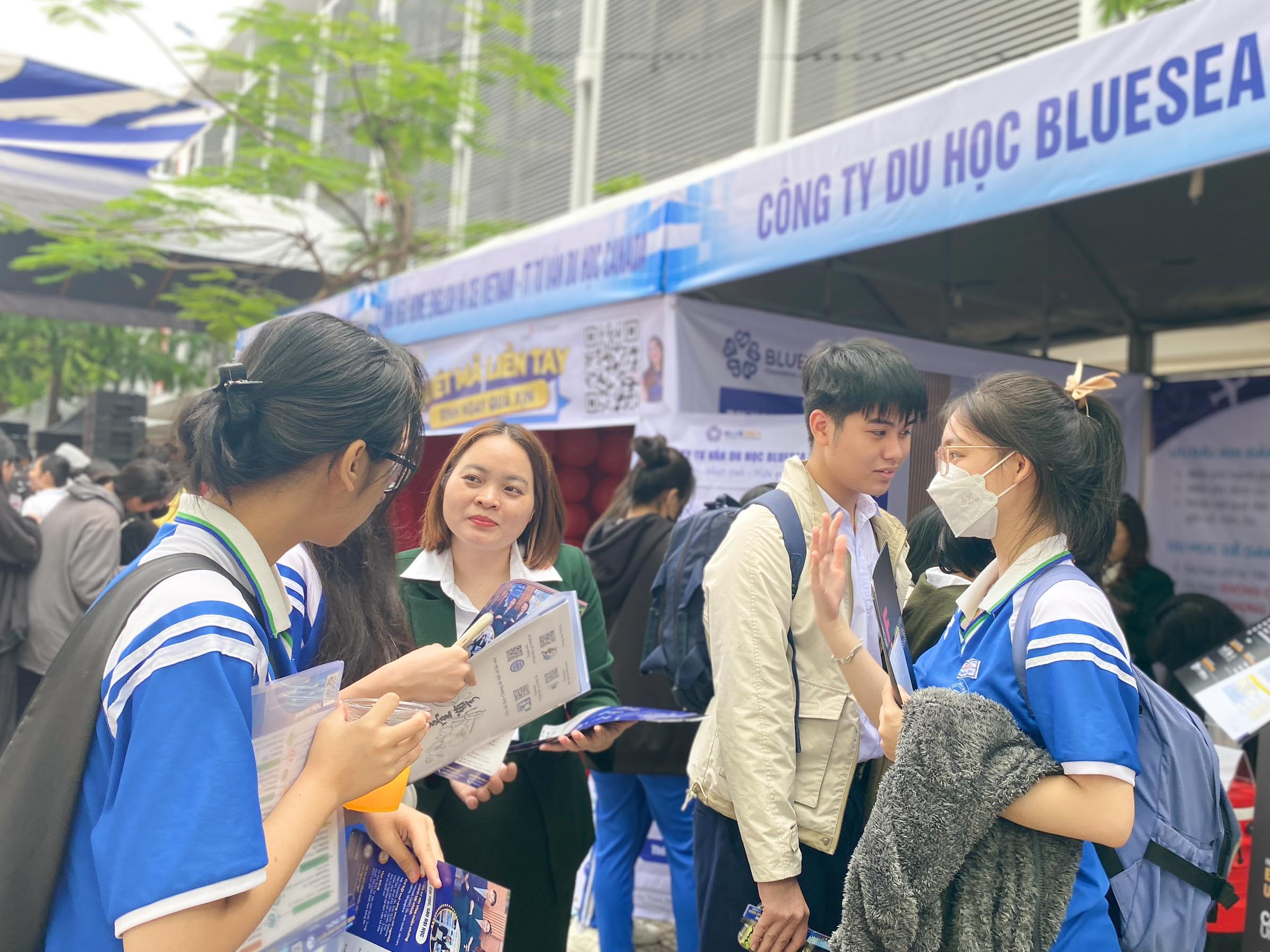 Náo nhiệt gian hàng tư vấn mùa thi Đà Nẵng, học sinh hào hứng được 'truyền lửa'- Ảnh 17. Náo nhiệt gian hàng tư vấn mùa thi Đà Nẵng, học sinh hào hứng được 'truyền lửa'- Ảnh 17.