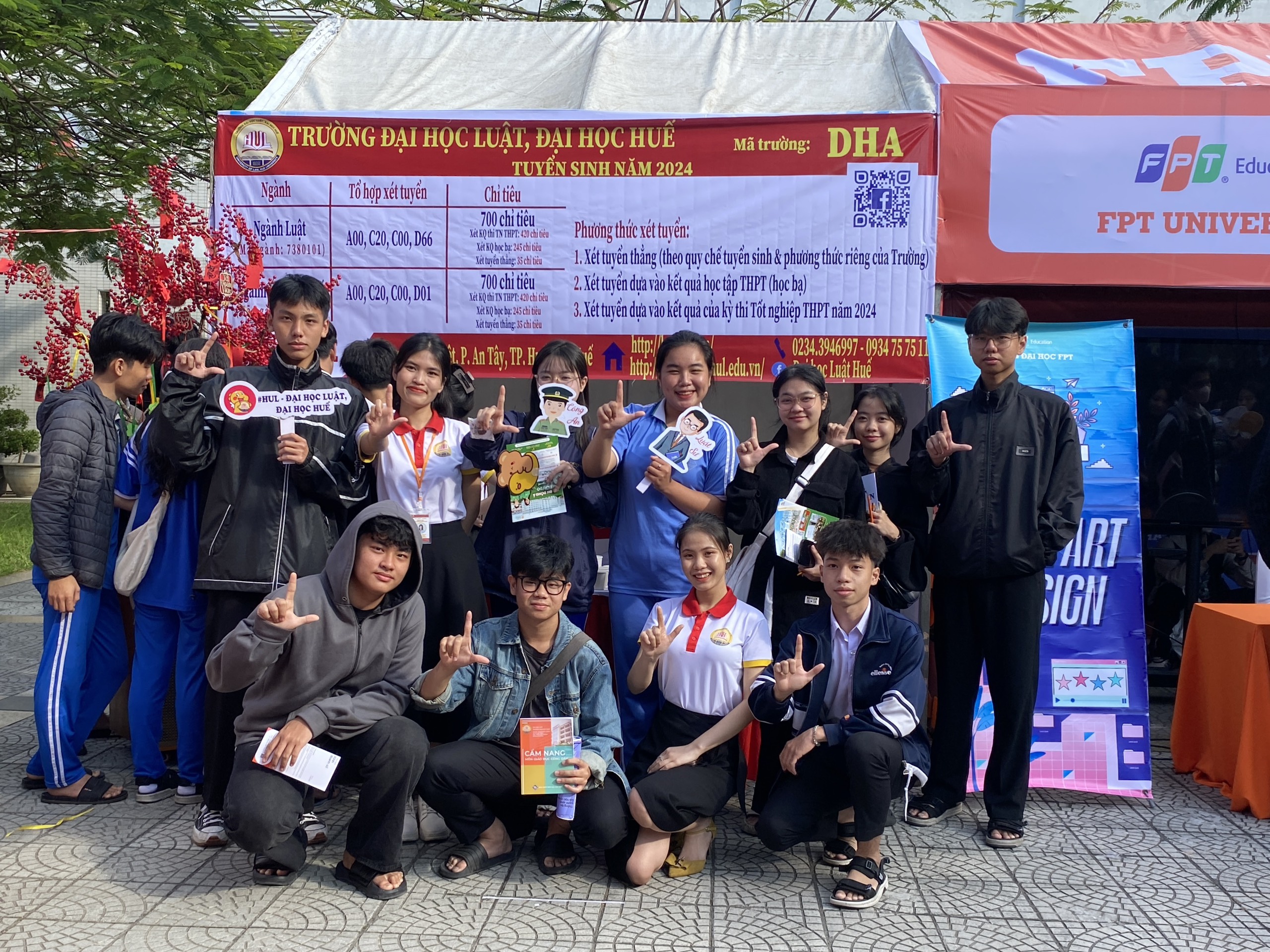 Náo nhiệt gian hàng tư vấn mùa thi Đà Nẵng, học sinh hào hứng được 'truyền lửa'- Ảnh 19. Náo nhiệt gian hàng tư vấn mùa thi Đà Nẵng, học sinh hào hứng được 'truyền lửa'- Ảnh 19.