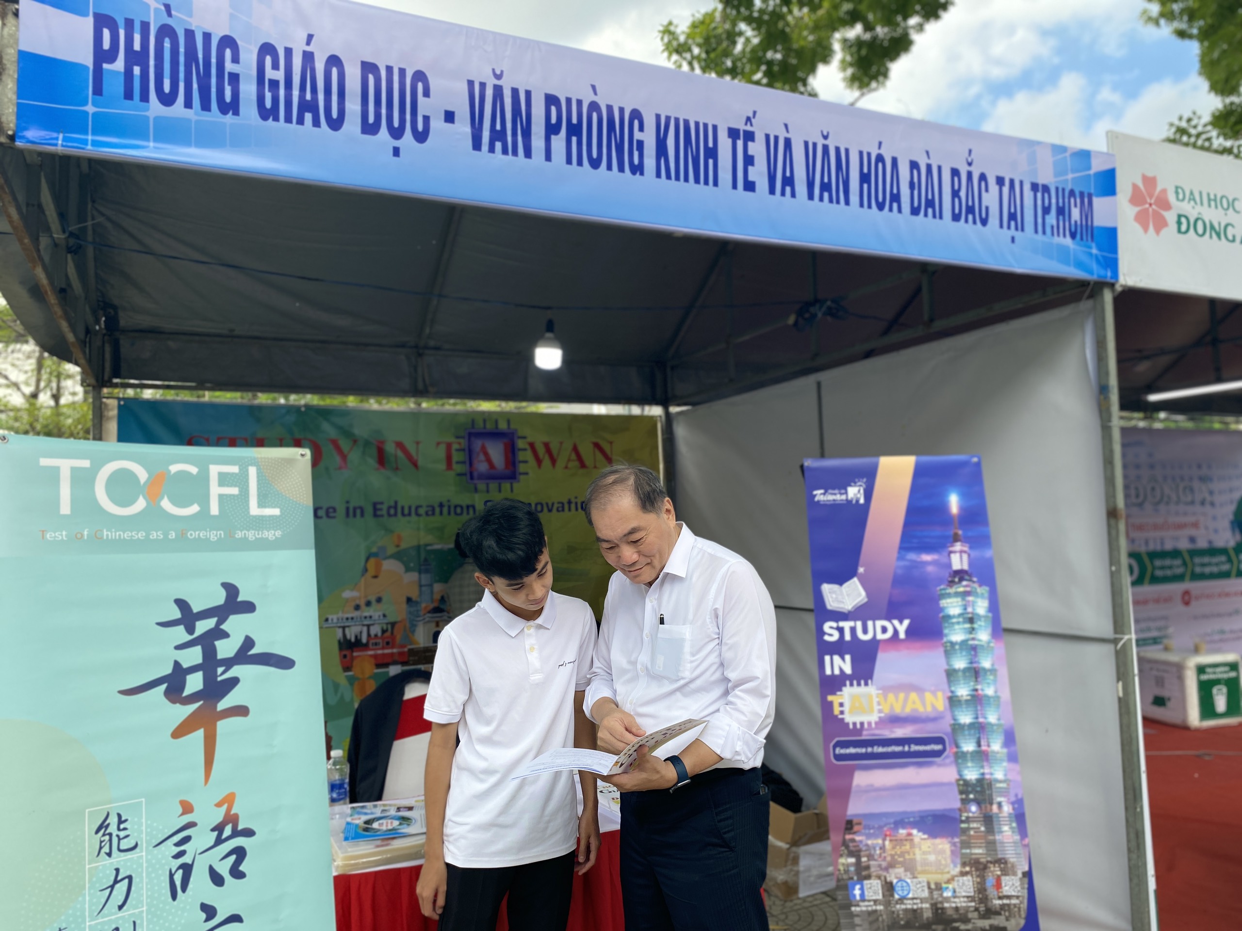 Náo nhiệt gian hàng tư vấn mùa thi Đà Nẵng, học sinh hào hứng được 'truyền lửa'- Ảnh 20. Náo nhiệt gian hàng tư vấn mùa thi Đà Nẵng, học sinh hào hứng được 'truyền lửa'- Ảnh 20.