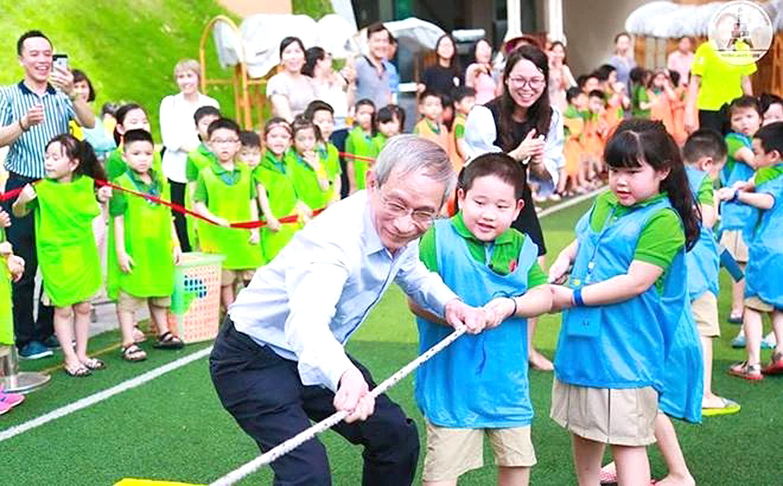 Tặng ngôi trường 100 tỉ đồng cho vùng cao- Ảnh 3. Thầy Nguyễn Xuân Khang chơi kéo co với học sinh Trường MarieCurie Hà Nội - Ảnh: nhà trường cung cấp