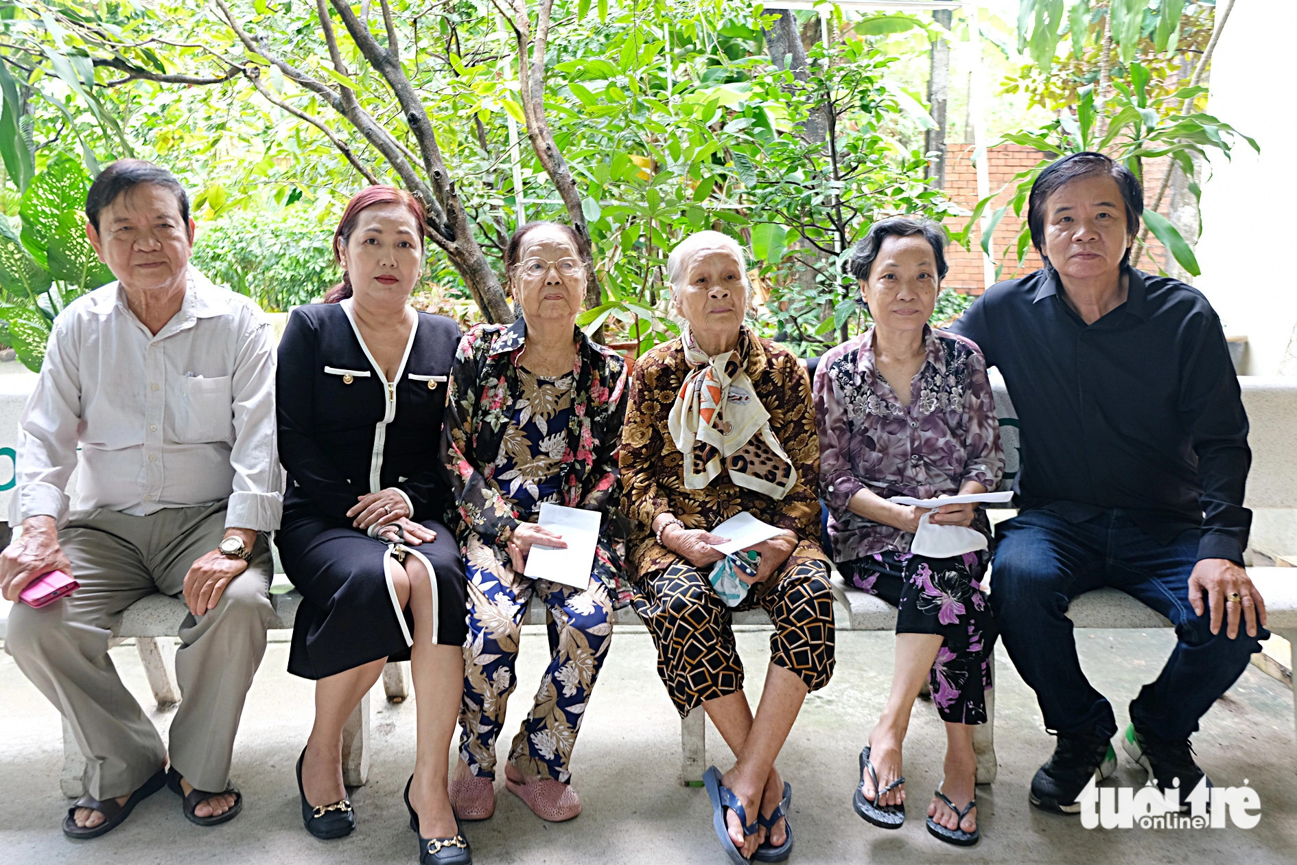 Tạm biệt Viện dưỡng lão nghệ sĩ, tạm biệt viện dưỡng lão độc nhất vô nhị Việt Nam- Ảnh 4. Cố tác giả Minh Khoa (nổi tiếng với vở Người ven đô) trước khi mất đã có tâm nguyện dùng tiền phúng điếu đám tang ông tặng cho nghệ sĩ ở Viện dưỡng lão nghệ sĩ. Gia đình ông sau đó đến thăm và tặng phong bì cho các nghệ sĩ trong viện - Ảnh: LINH ĐOAN