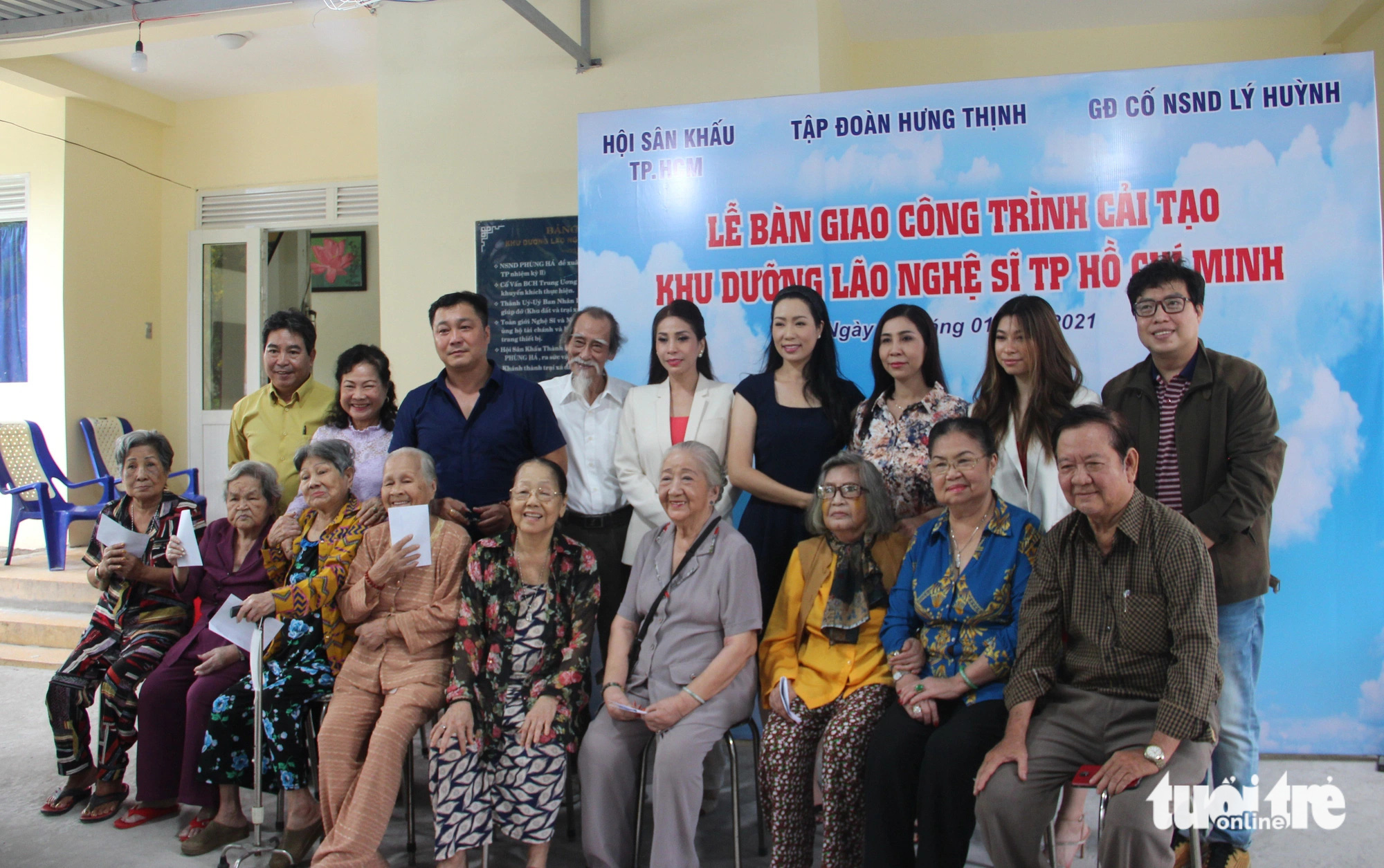Các nghệ sĩ và nhà hảo tâm tặng quà cho nghệ sĩ Viện dưỡng lão nghệ sĩ trong ngày bàn giao công trình tu sửa viện năm 2021 - Ảnh: LINH ĐOAN Các nghệ sĩ và nhà hảo tâm tặng quà cho nghệ sĩ Viện dưỡng lão nghệ sĩ trong ngày bàn giao công trình tu sửa viện năm 2021 - Ảnh: LINH ĐOAN