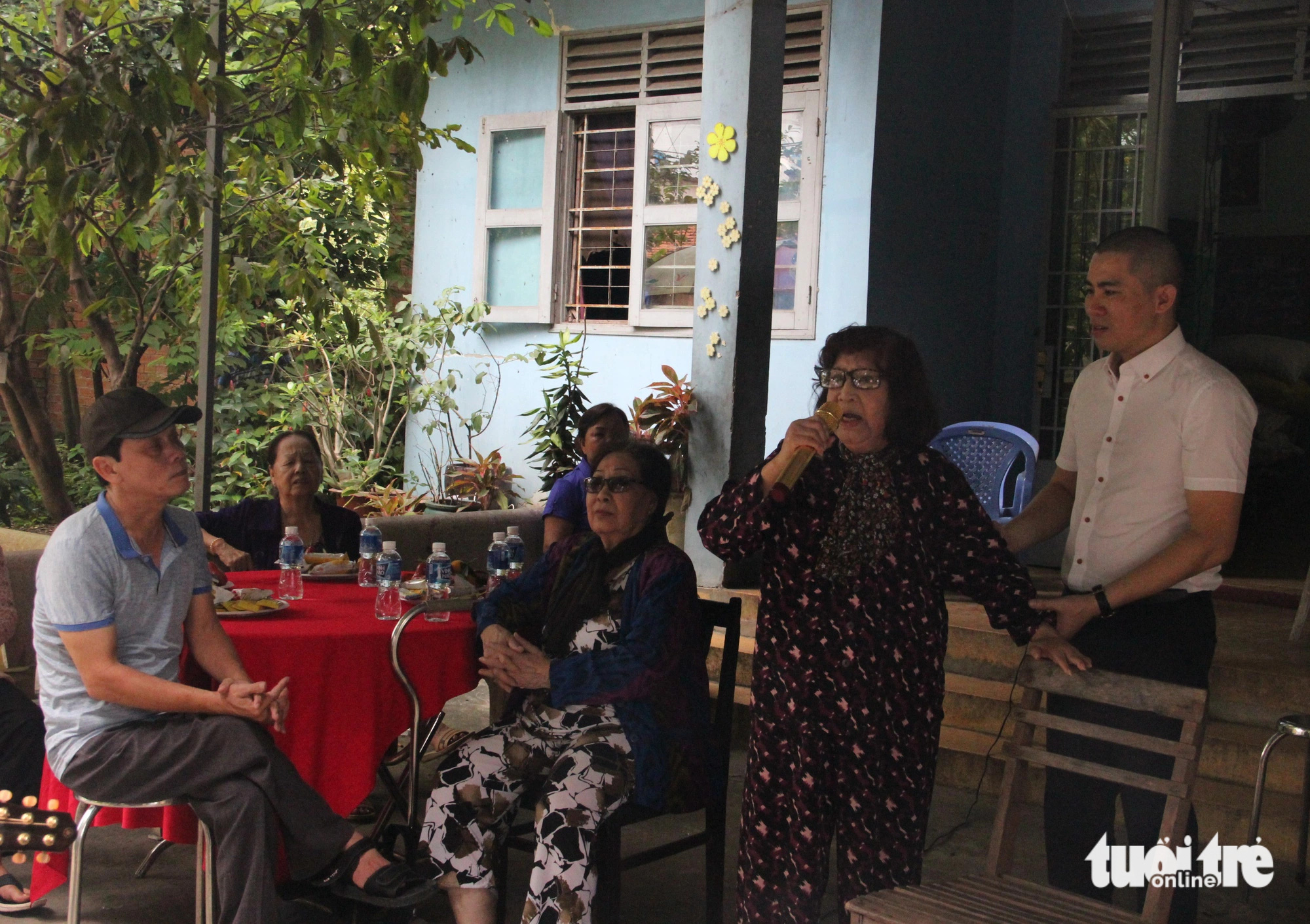 Nghệ sĩ Quang Khải (bìa phải) thuộc Nhà hát cải lương Việt Nam trong dịp vào TP.HCM cũng đã đến tặng quà và giao lưu văn nghệ với nghệ sĩ trong viện - Ảnh: LINH ĐOAN Nghệ sĩ Quang Khải (bìa phải) thuộc Nhà hát cải lương Việt Nam trong dịp vào TP.HCM cũng đã đến tặng quà và giao lưu văn nghệ với nghệ sĩ trong viện - Ảnh: LINH ĐOAN