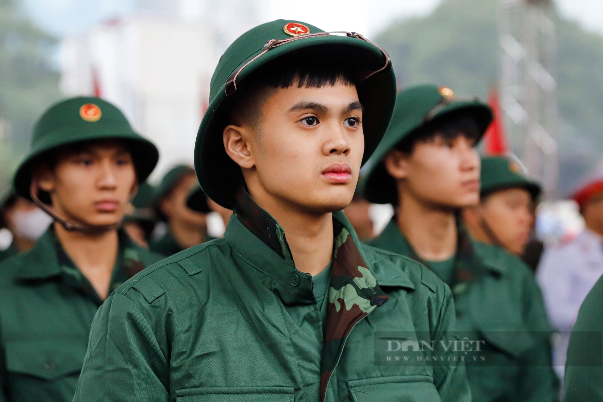 Tân binh khóc sướt mướt khi xa gia đình trong ngày lên đường nhập ngũ ở Thủ đô- Ảnh 2. Tân binh khóc sướt mướt khi xa gia đình trong ngày lên đường nhập ngũ ở Thủ đô- Ảnh 2.