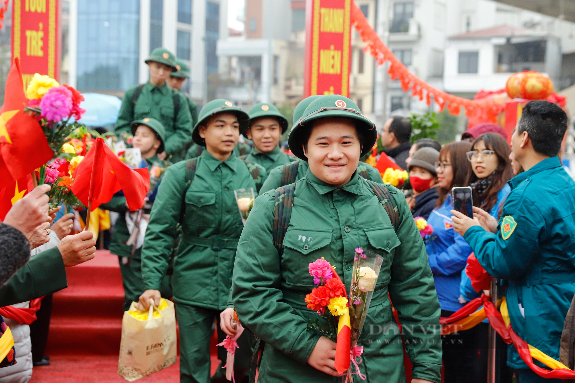 Tân binh khóc sướt mướt khi xa gia đình trong ngày lên đường nhập ngũ ở Thủ đô- Ảnh 4. Tân binh khóc sướt mướt khi xa gia đình trong ngày lên đường nhập ngũ ở Thủ đô- Ảnh 4.