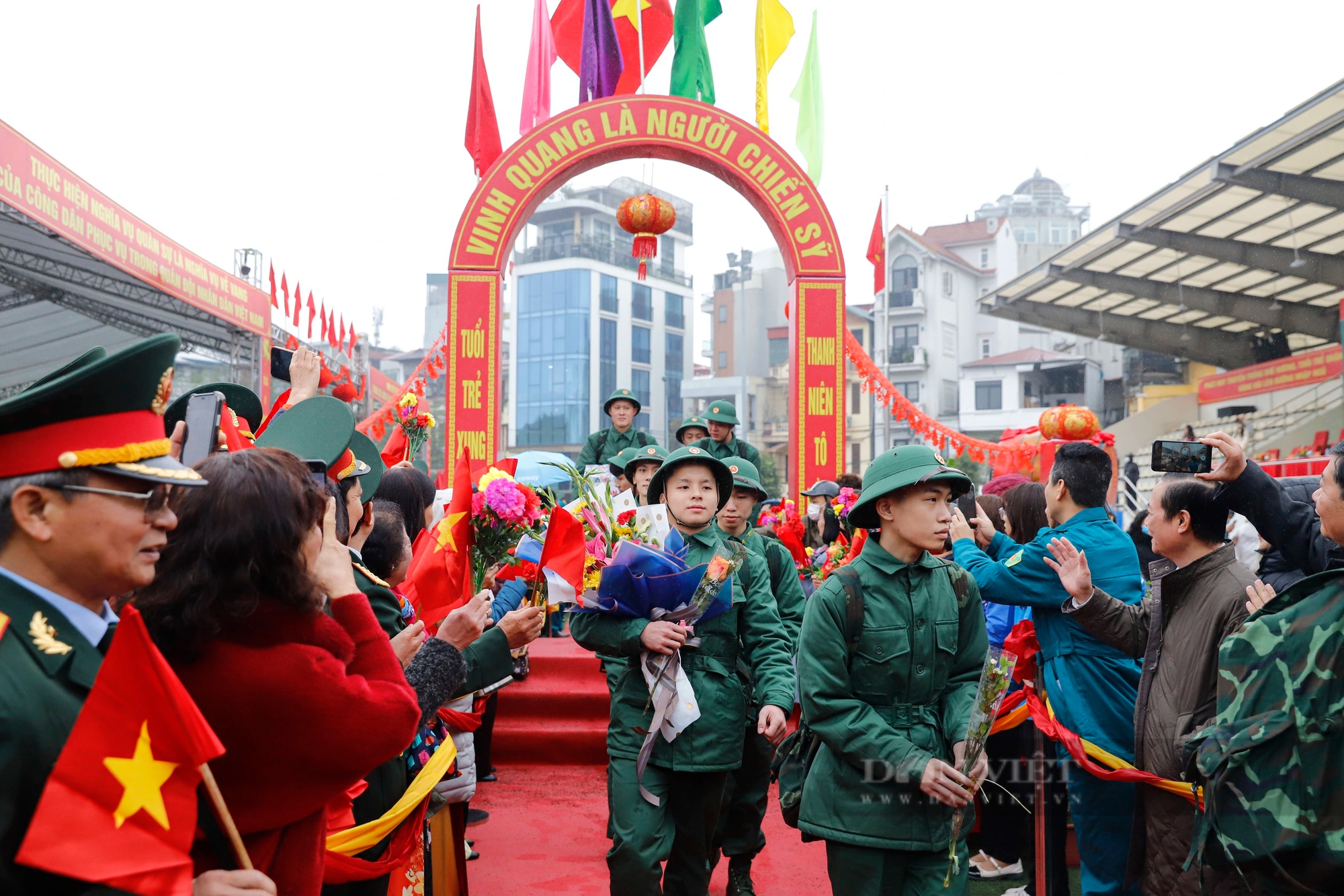 Tân binh khóc sướt mướt khi xa gia đình trong ngày lên đường nhập ngũ ở Thủ đô- Ảnh 3. Tân binh khóc sướt mướt khi xa gia đình trong ngày lên đường nhập ngũ ở Thủ đô- Ảnh 3.