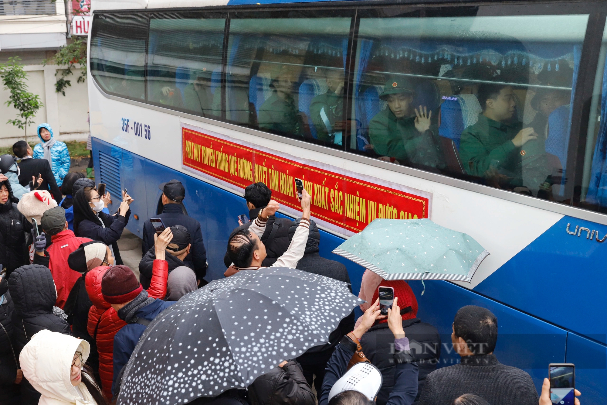 Tân binh khóc sướt mướt khi xa gia đình trong ngày lên đường nhập ngũ ở Thủ đô- Ảnh 5. Tân binh khóc sướt mướt khi xa gia đình trong ngày lên đường nhập ngũ ở Thủ đô- Ảnh 5.