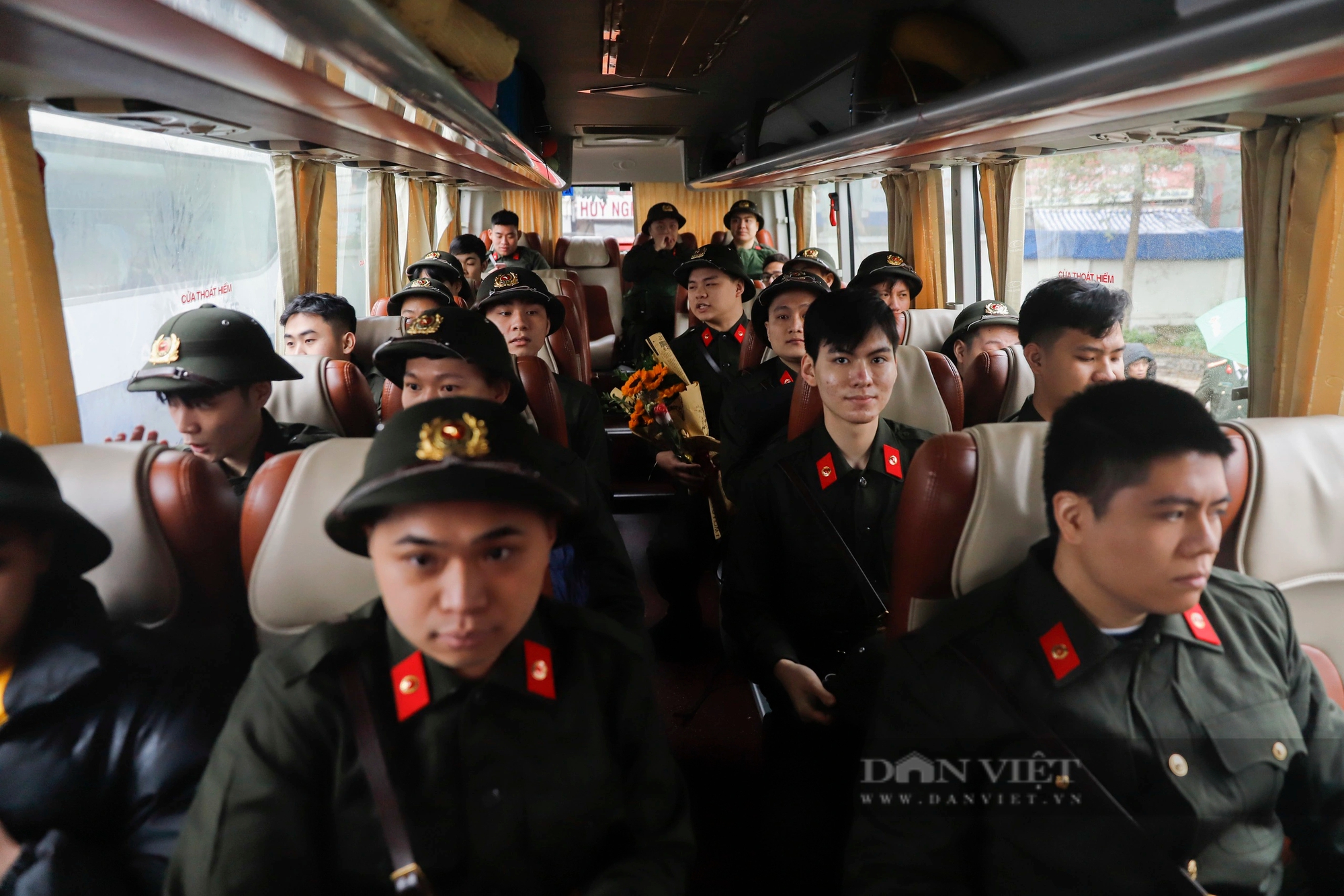 Tân binh khóc sướt mướt khi xa gia đình trong ngày lên đường nhập ngũ ở Thủ đô- Ảnh 9. Tân binh khóc sướt mướt khi xa gia đình trong ngày lên đường nhập ngũ ở Thủ đô- Ảnh 9.