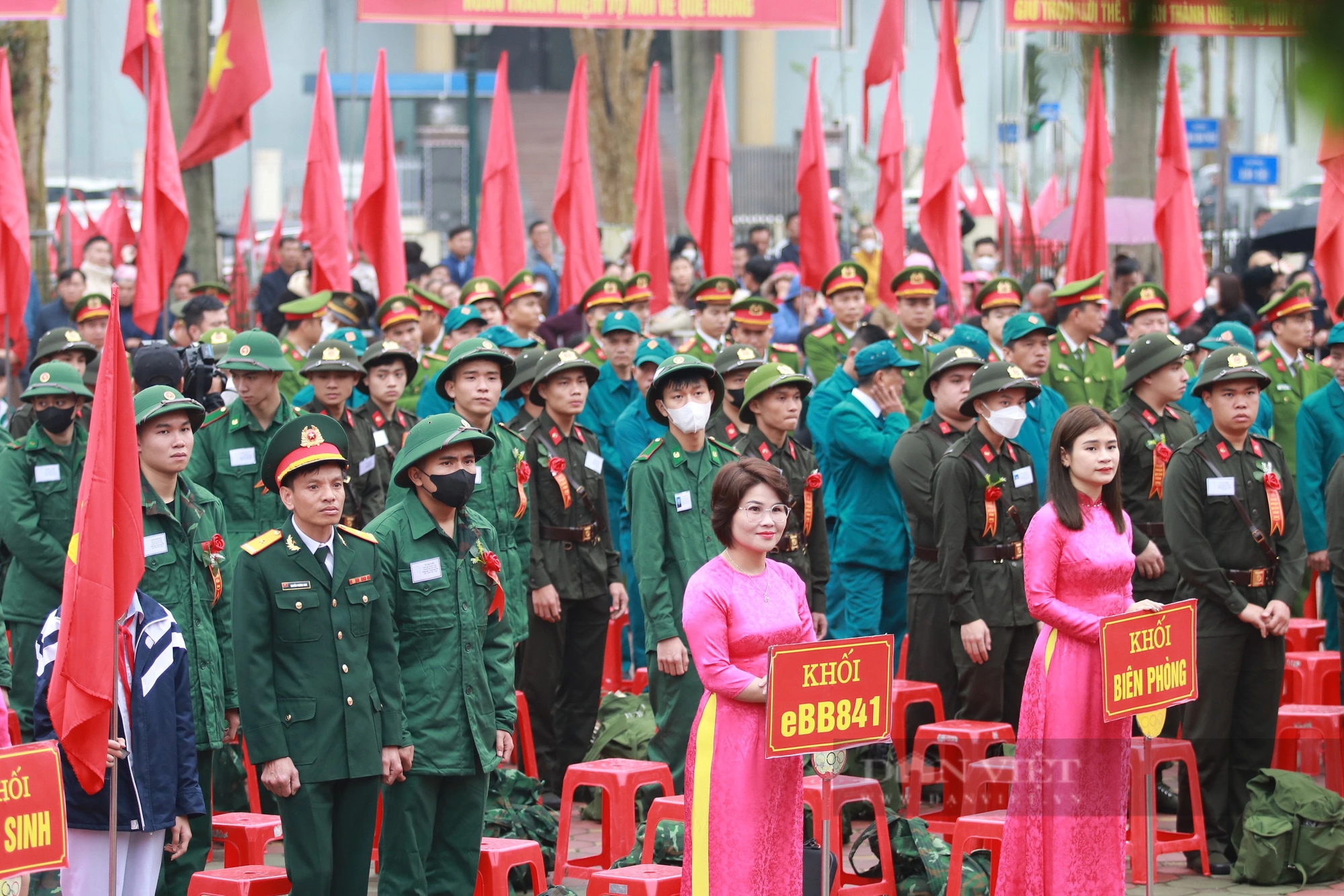 Giọt nước mắt chia xa tại lễ giao nhận quân Hà Tĩnh- Ảnh 2. Giọt nước mắt chia xa tại lễ giao nhận quân Hà Tĩnh- Ảnh 2.