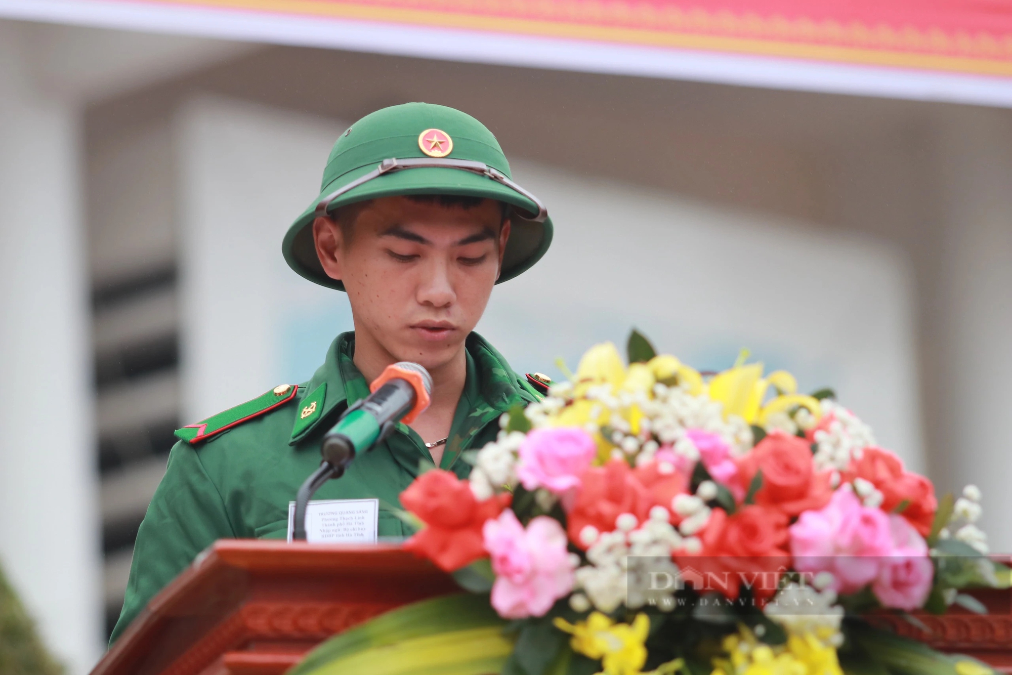 Giọt nước mắt chia xa tại lễ giao nhận quân Hà Tĩnh- Ảnh 3. Giọt nước mắt chia xa tại lễ giao nhận quân Hà Tĩnh- Ảnh 3.