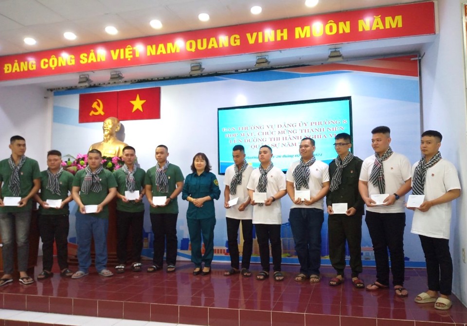 Đại diện Ban Chỉ huy Quân sự phường 8, quận 6 (TP Hồ Chí Minh) tặng quà cho thanh niên trúng tuyển NVQS trước khi lên đường nhập ngũ.