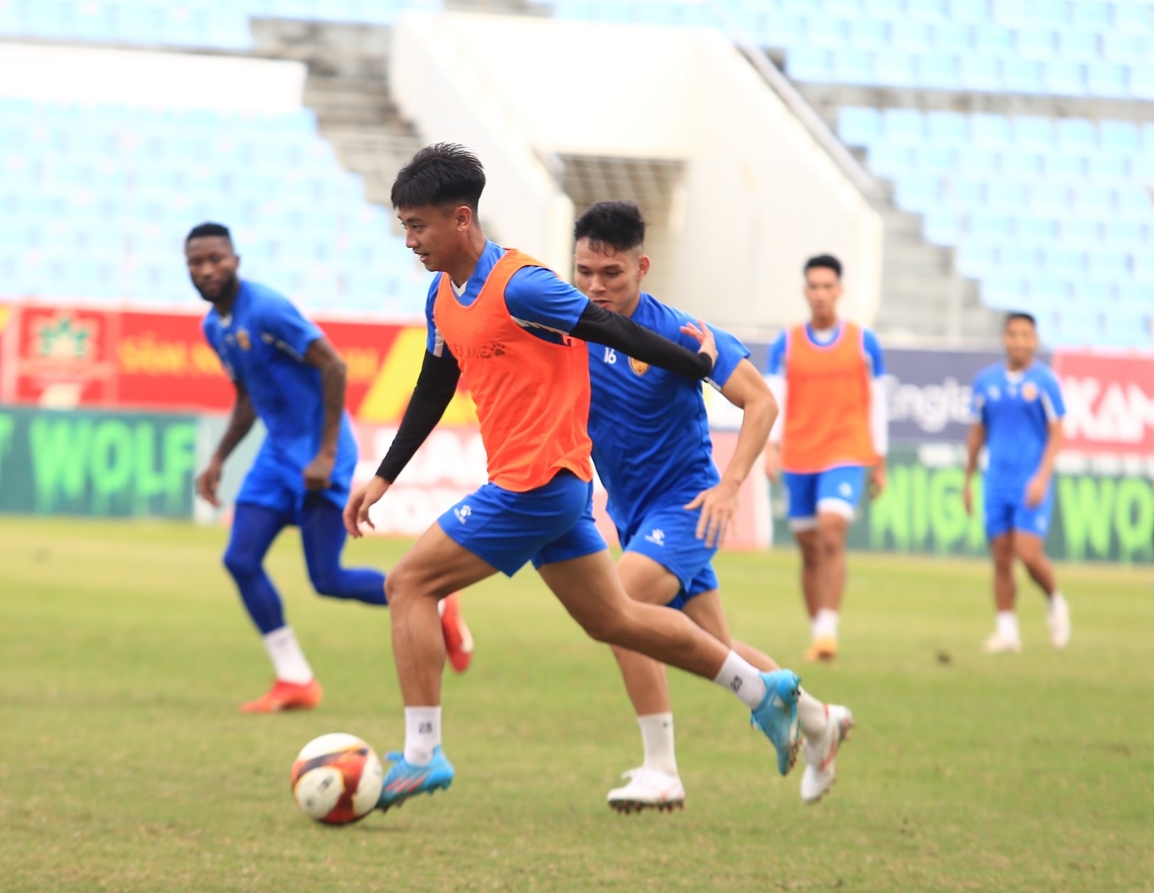 Cầu thủ CLB Quảng Nam tích cực chuẩn bị cho trận gặp CLB Thể Công Viettel