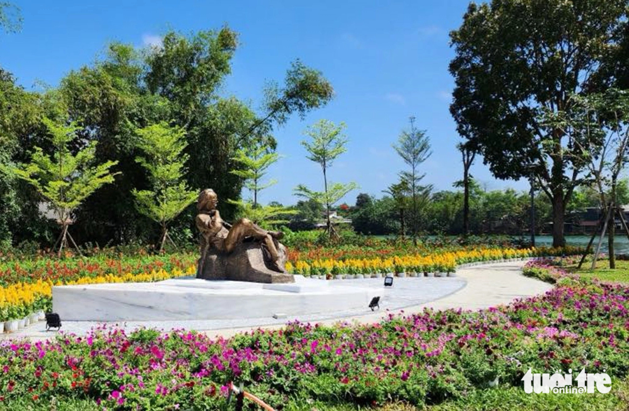 Tượng Trịnh Công Sơn ở Huế được đặt trong một không gian trữ tình bên bờ sông Hương - Ảnh: GĐCC Tượng Trịnh Công Sơn ở Huế được đặt trong một không gian trữ tình bên bờ sông Hương - Ảnh: GĐCC