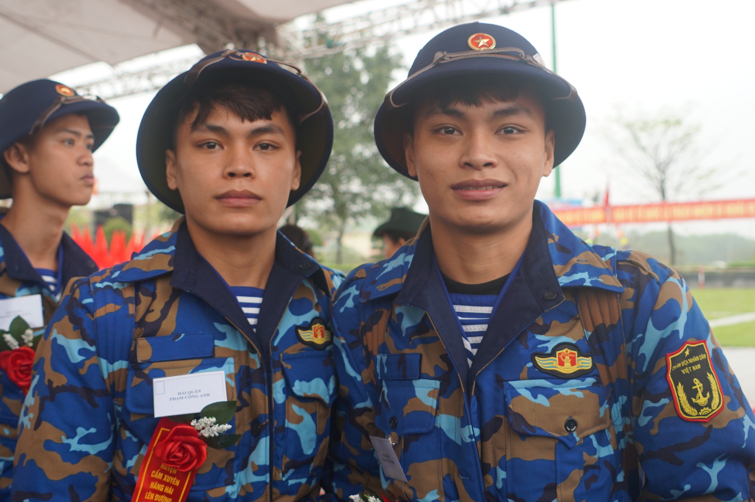 Cặp song sinh tình nguyện nhập ngũ- Ảnh 6. Cặp song sinh tình nguyện nhập ngũ- Ảnh 6.