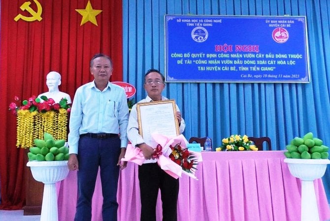 cong-nhan-vuon-dau-dong-xoai-cat-hoa-loc-061006_943.jpg Trao quyết định công nhận vườn đầu dòng xoài cát Hoà Lộc. Ảnh: Minh Đảm.