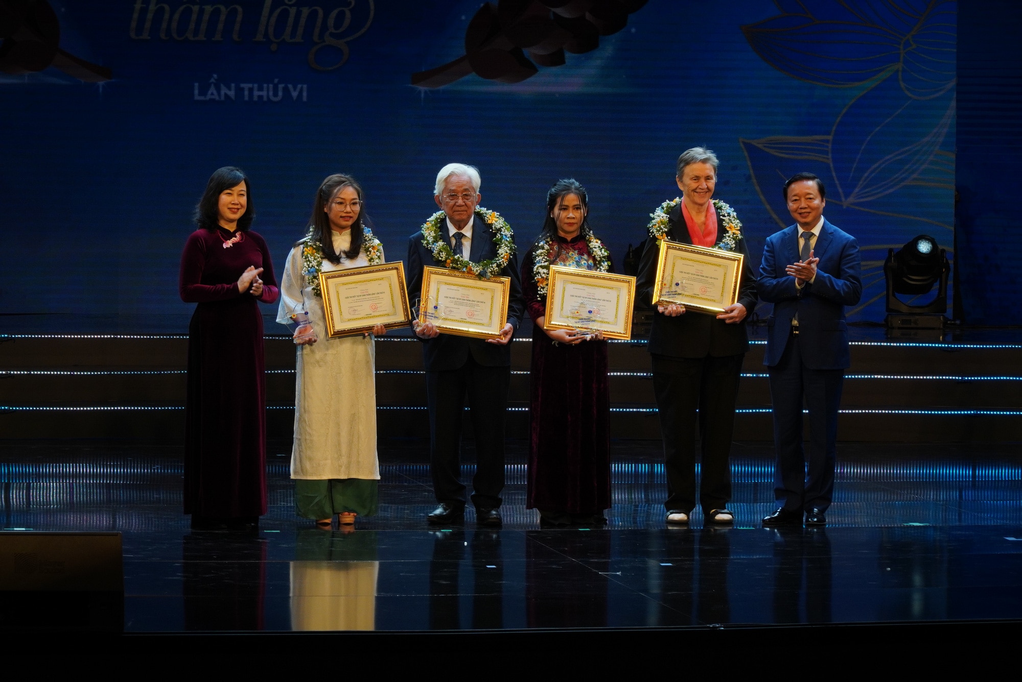 Phó thủ tướng Trần Hồng Hà và Bộ trưởng Bộ Y tế Đào Hồng Lan trao giải cho tác giả và nhân vật đạt giải trong cuộc thi 