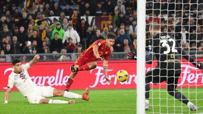 Dybala ghi bàn thứ ba cho Roma trong trận thắng Torino 3-2 ở vòng 26 Serie A trên sân nhà Olimpico, Rome ngày 26/2. Ảnh: arsoma.it