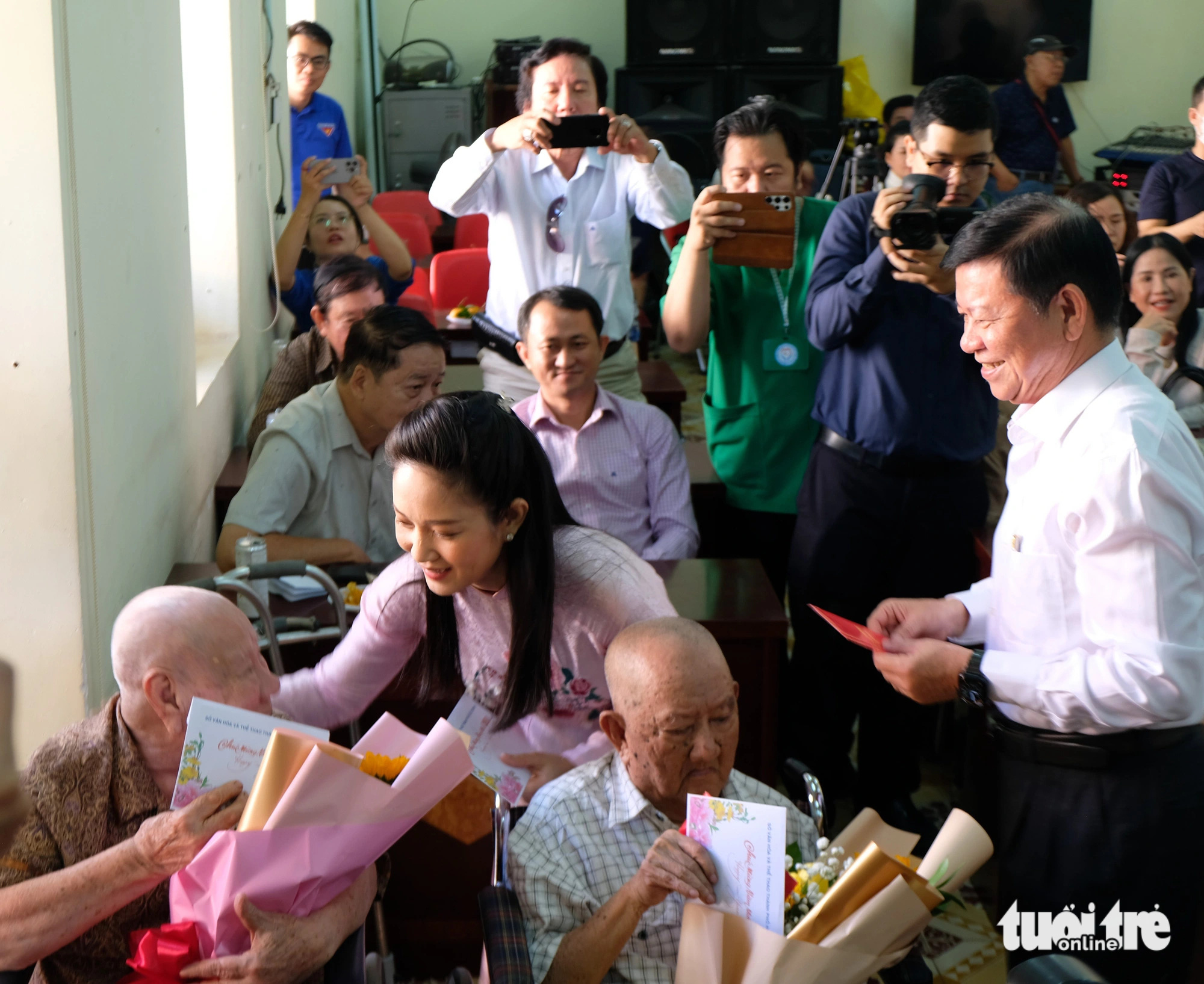 Bà Thanh Thúy, phó giám đốc Văn hóa và Thể thao TP và ông Nguyễn Tăng Minh, phó giám đốc Sở Lao động - Thương binh và Xã hội TP lì xì năm mới cho các nghệ sĩ - Ảnh: LINH ĐOAN Bà Thanh Thúy, phó giám đốc Sở Văn hóa và Thể thao và ông Nguyễn Tăng Minh, phó giám đốc Sở Lao động - Thương binh và Xã hội, lì xì năm mới cho các nghệ sĩ - Ảnh: LINH ĐOAN
