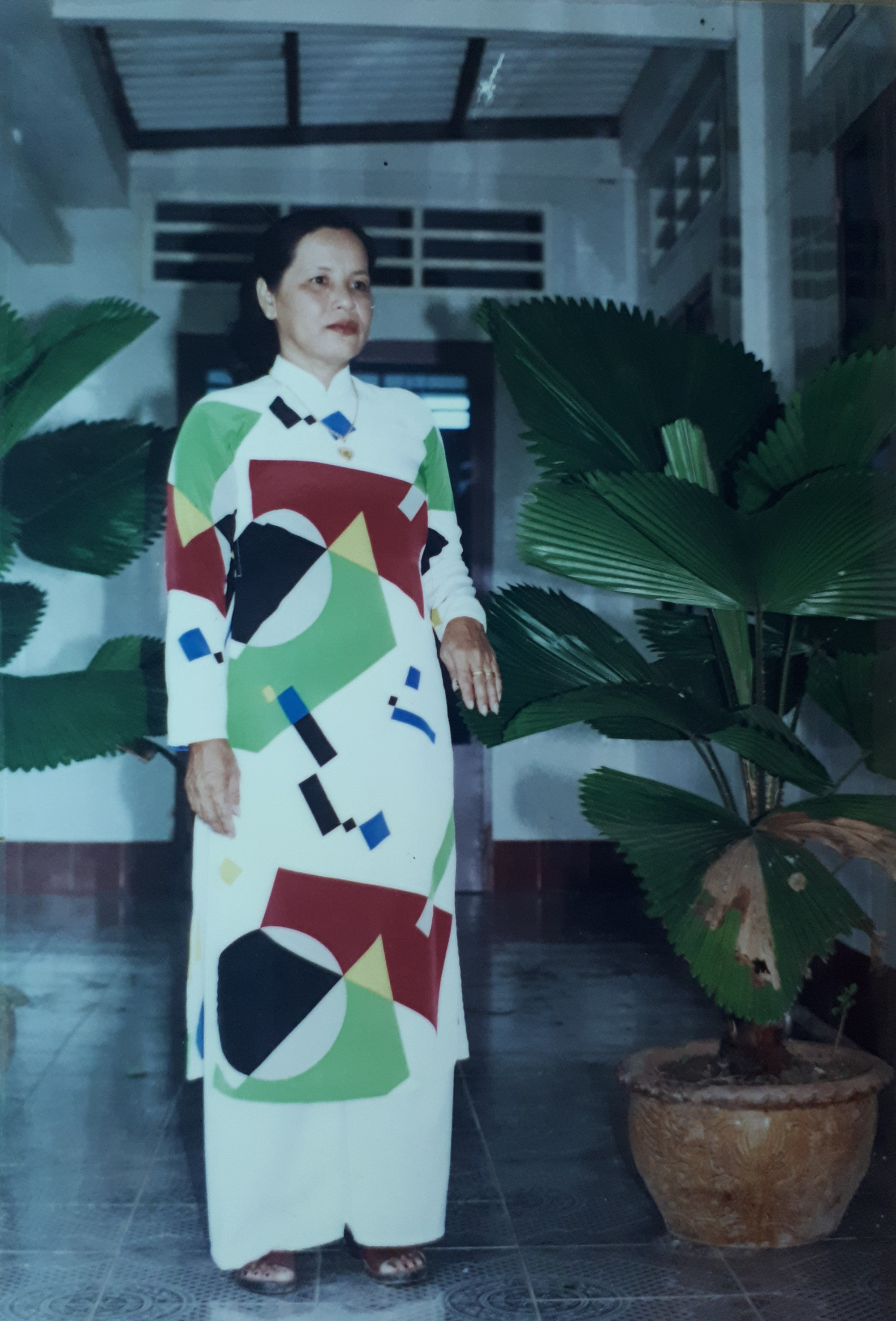 Khoảnh khắc Tết của tôi: Mặc lại chiếc áo dài năm xưa của mẹ du xuân- Ảnh 2. Mẹ mặc áo dài năm 94 tại tiệm chụp ảnh
