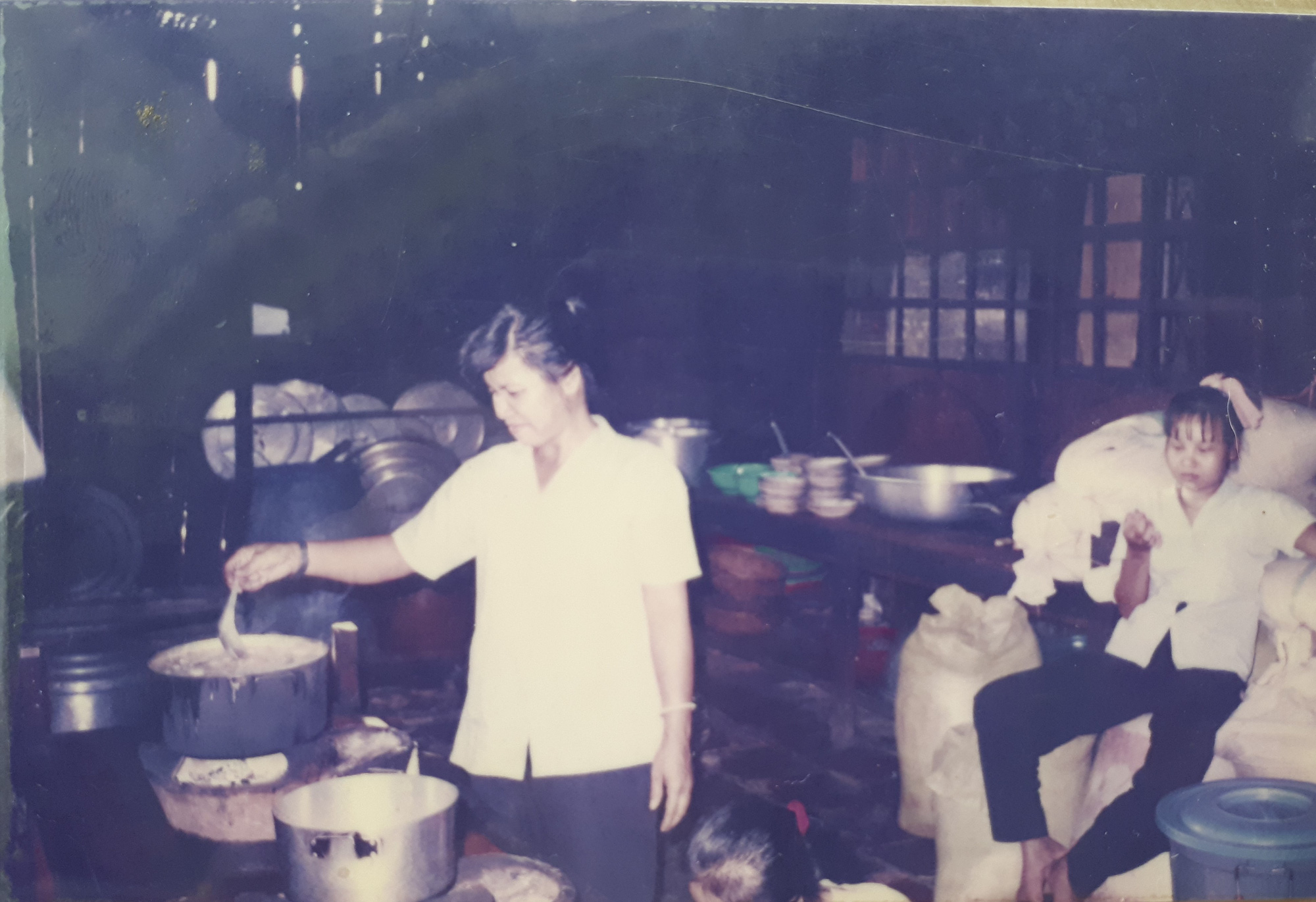 Khoảnh khắc Tết của tôi: Mặc lại chiếc áo dài năm xưa của mẹ du xuân- Ảnh 3. Mẹ nấu bếp tại xí nghiệp tôm