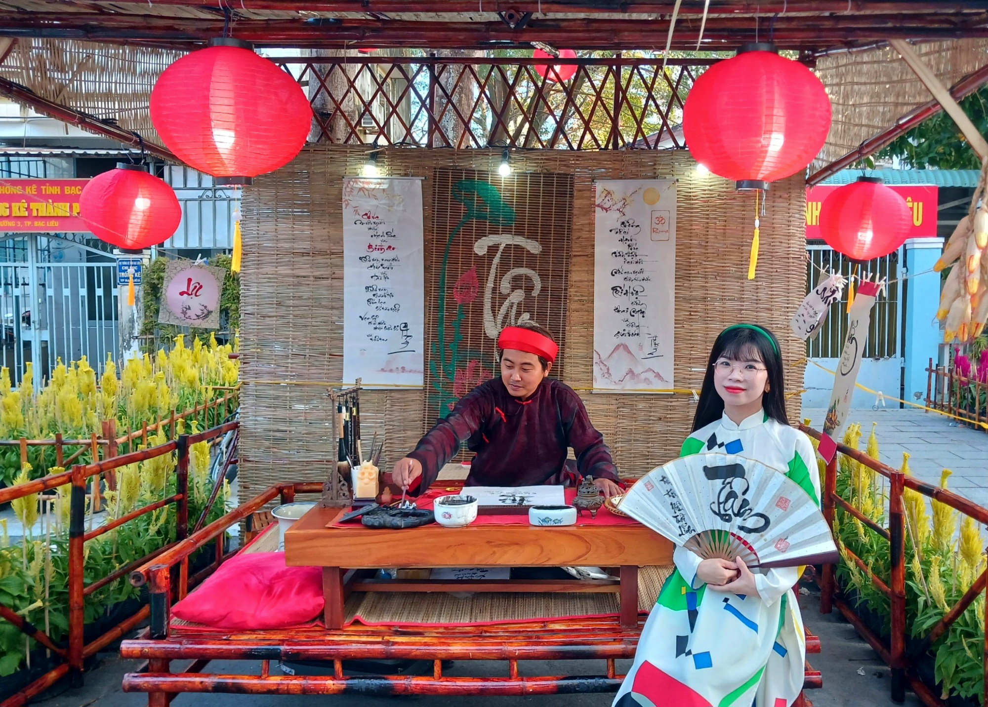 Khoảnh khắc Tết của tôi: Mặc lại chiếc áo dài năm xưa của mẹ du xuân- Ảnh 4. Mặc áo dài của mẹ du xuân