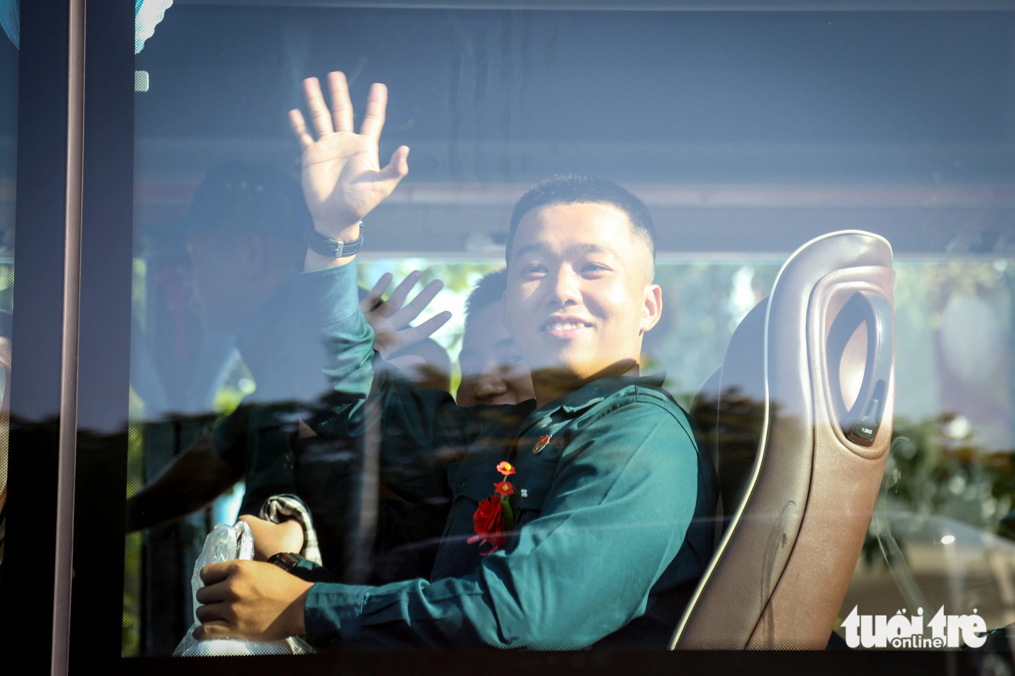 Tuổi trẻ TP.HCM háo hức tòng quân- Ảnh 12. Nụ cười và cái vẫy tay chào lạc quan, phấn khởi tới gia đình để sẵn sàng hoàn thành nhiệm vụ - Ảnh: PHƯƠNG QUYÊN