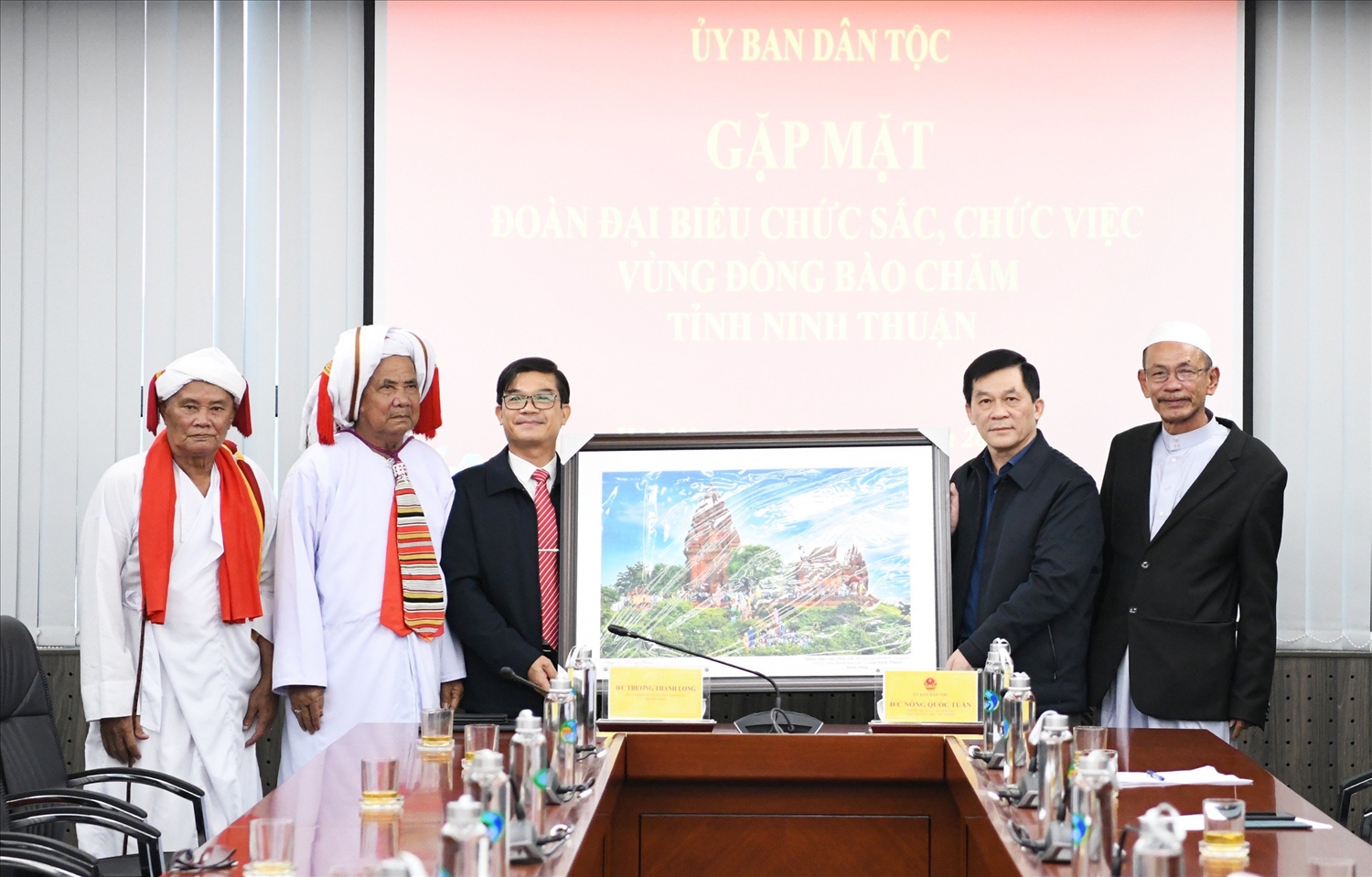 Đoàn đại biểu chức sắc, chức việc vùng đồng bào Chăm tặng quà lưu niệm cho UBDT Đoàn đại biểu chức sắc, chức việc vùng đồng bào Chăm tặng quà lưu niệm cho UBDT