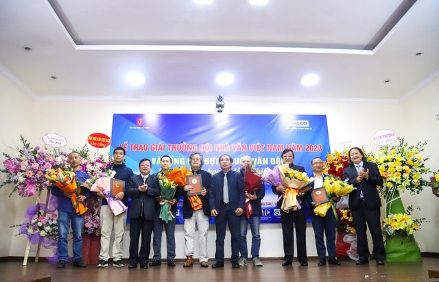 Vinh danh các tác phẩm văn học xuất xắc đoạt Giải thưởng Hội Nhà văn Việt Nam - Ảnh 2. Vinh danh các tác phẩm văn học xuất xắc đoạt Giải thưởng Hội Nhà văn Việt Nam - Ảnh 2.