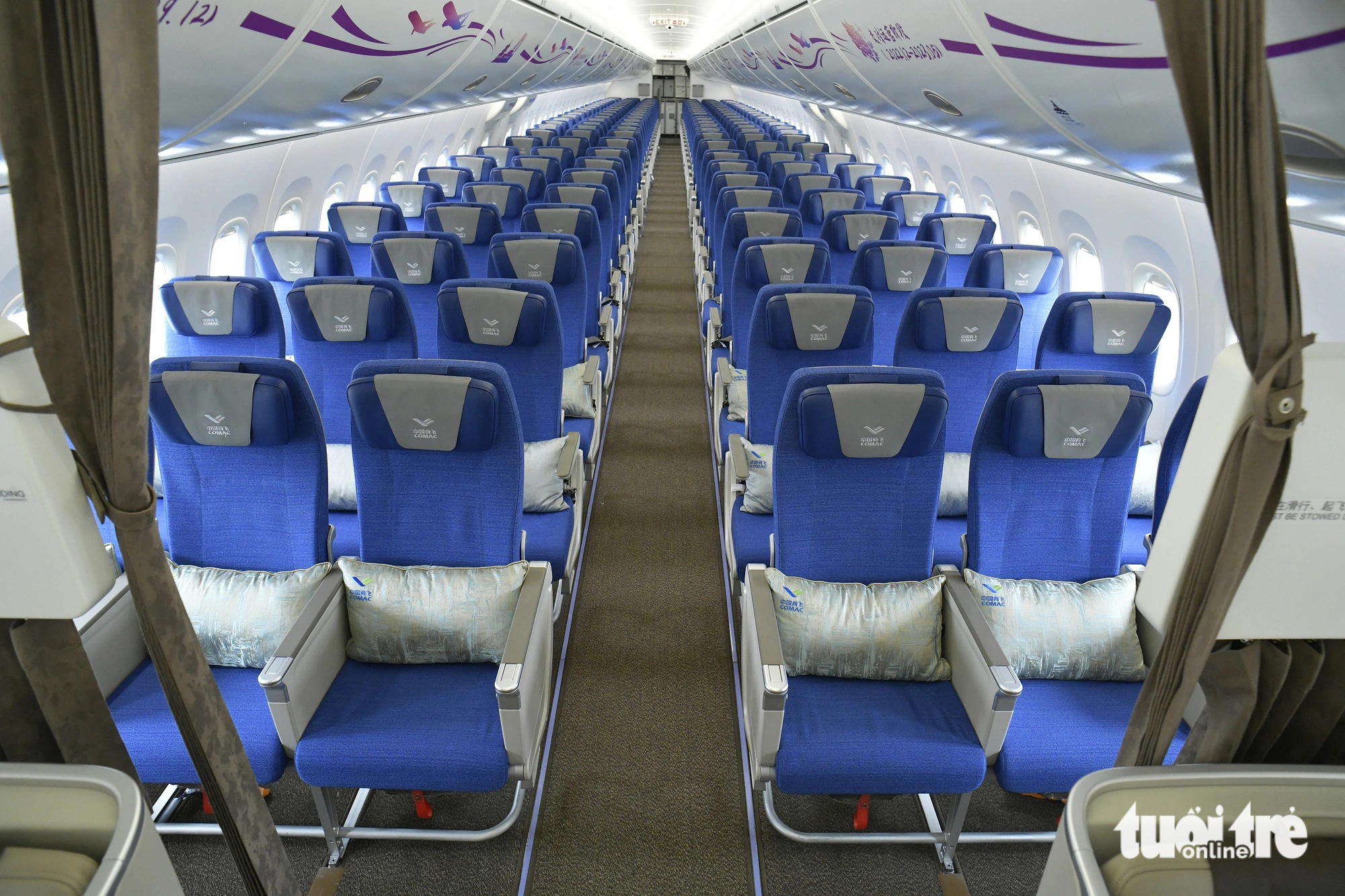 Xem nội thất máy bay Trung Quốc đang kỳ vọng cạnh tranh với Boeing, Airbus- Ảnh 5. Khoang phổ thông của chiếc máy bay C919, loại máy bay này của Trung Quốc có tối đa 192 chỗ ngồi và được kỳ vọng có thể cạnh tranh với những "ông lớn" Boeing và Airbus - Ảnh: T.DƯƠNG
