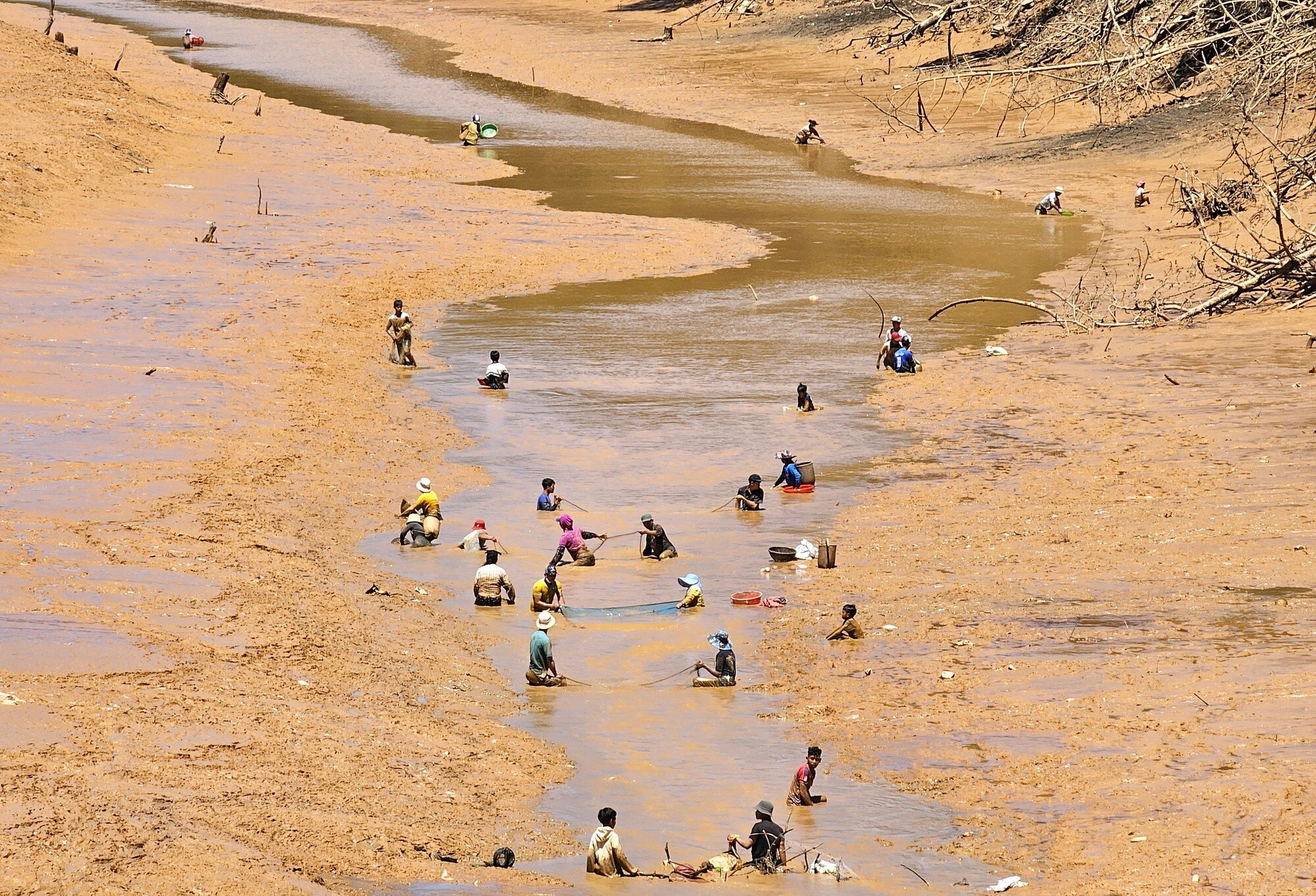 Một hồ thủy điện cao tuổi nhất Việt Nam ở Lâm Đồng, dân tình đang hô nhau bắt cá, vô số cá to 6-7kg/con- Ảnh 2.