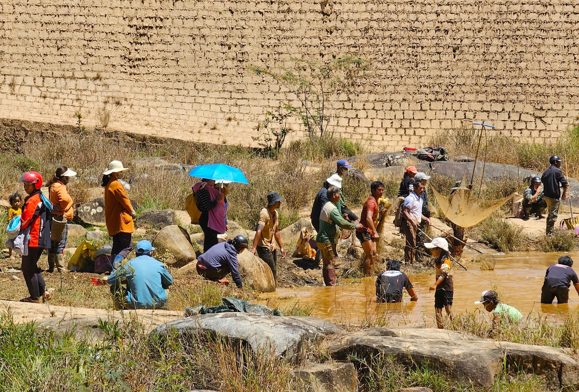 Một hồ thủy điện cao tuổi nhất Việt Nam ở Lâm Đồng, dân tình đang hô nhau bắt cá, vô số cá to 6-7kg/con- Ảnh 5.