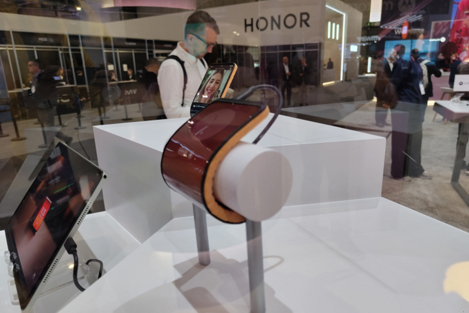 'Độc lạ' smartphone uốn dẻo đeo trên tay của Motorola- Ảnh 3. 'Độc lạ' smartphone uốn dẻo đeo trên tay của Motorola- Ảnh 3.