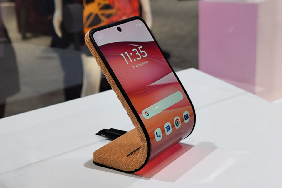 'Độc lạ' smartphone uốn dẻo đeo trên tay của Motorola- Ảnh 2. 'Độc lạ' smartphone uốn dẻo đeo trên tay của Motorola- Ảnh 2.